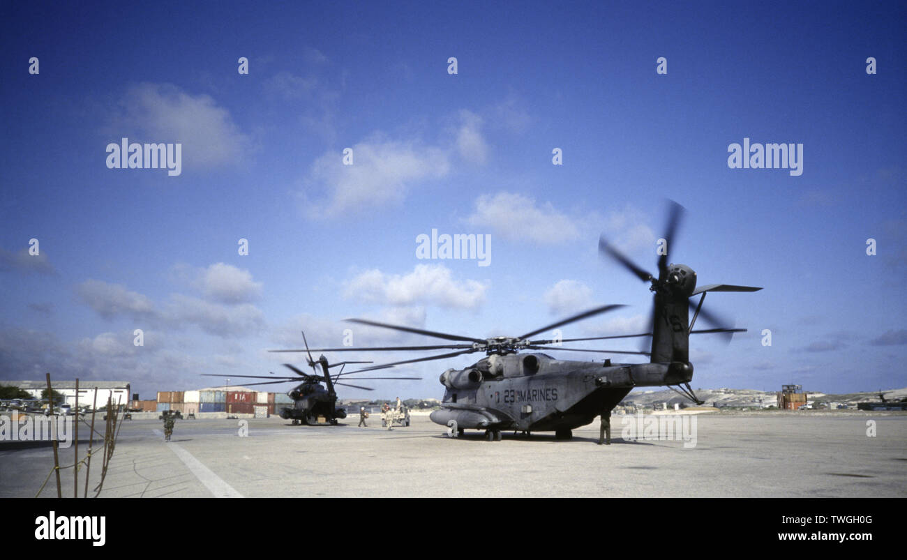 1 Novembre 1993 due elicotteri Sea Stallion del corpo marino degli Stati Uniti Sikorsky CH-53E in procinto di decollarsi all'aeroporto di Mogadiscio, Somalia. Un humvee dell'esercito degli Stati Uniti è parcheggiato fra loro. Foto Stock