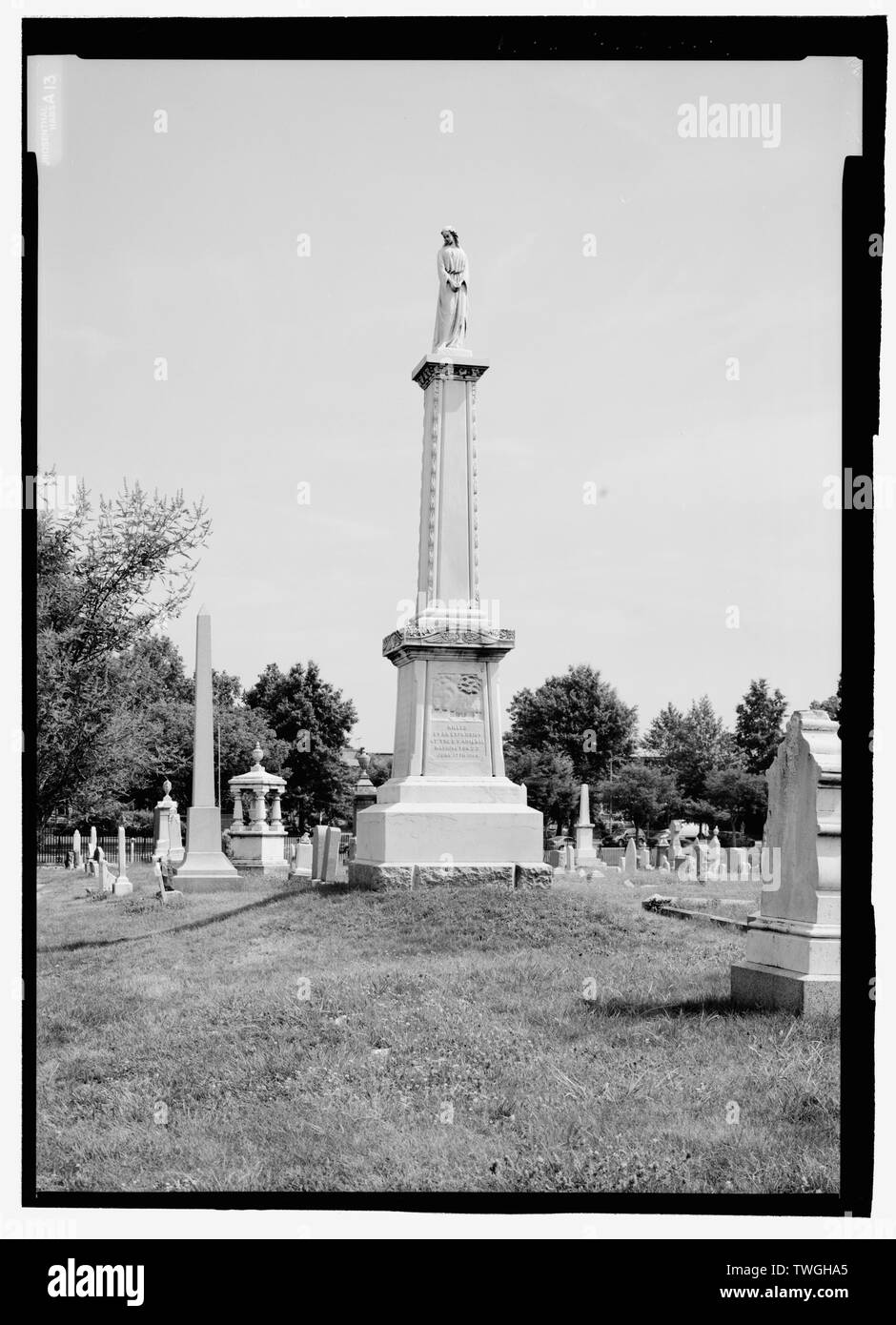 Ricreazione di C. 1913 FOTOGRAFIA E-147;un monumento in memoria dei ventuno giovani donne che sono state uccise COME IL RISULTATO DI UN'ESPLOSIONE NEGLI STATI UNITI ARSENAL (ora WAR COLLEGE) - congressuale del cimitero, 1801 E Street, a sud-est di Washington, Distretto di Columbia, DC Foto Stock