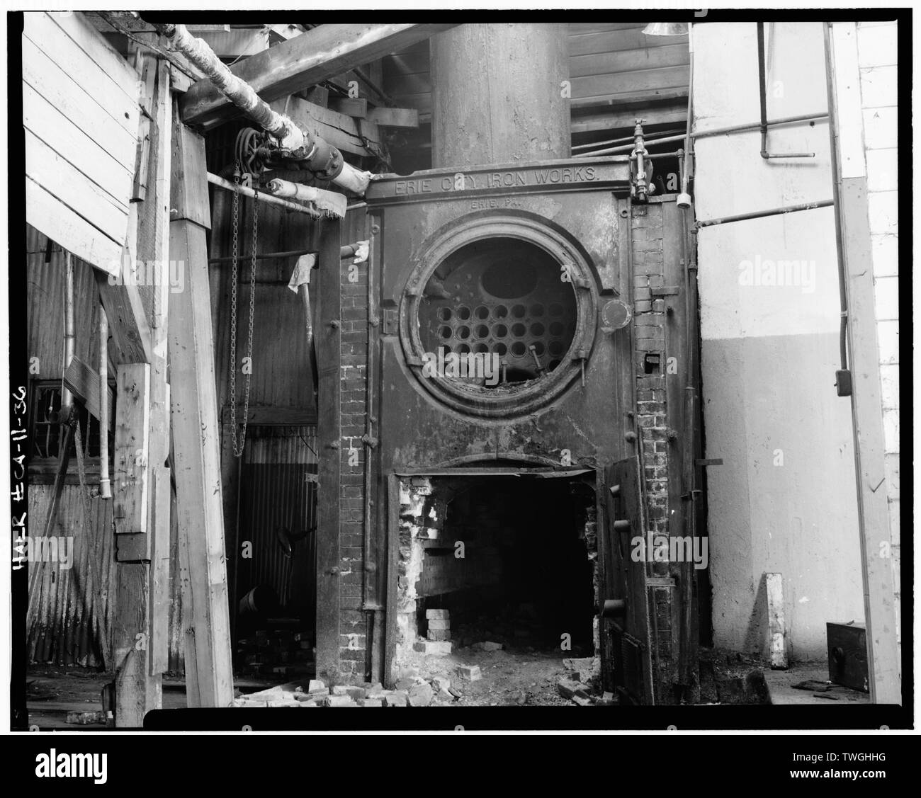 Impianto di riduzione - chiudere la vista di forni e caldaie in un impianto di riduzione di forni e caldaie utilizzate per fornire calore per essiccare il pesce e scarti di pesce, nella loro conversione a pasto. - Hovden Cannery, 886 Cannery Row, Monterey, Contea di Monterey, CA Foto Stock