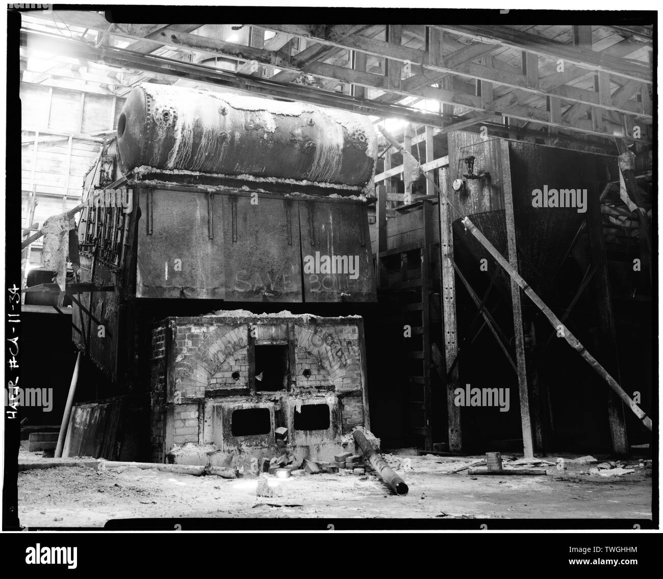 Impianto di riduzione di forni e caldaie in cui il vapore fornito calore richiesto per la conversione dei pesci, e frattaglie di pesce, in farina e olio di pesce. Cono serbatoio sagomato a destra tenuto olio estratto. - Hovden Cannery, 886 Cannery Row, Monterey, Contea di Monterey, CA Foto Stock