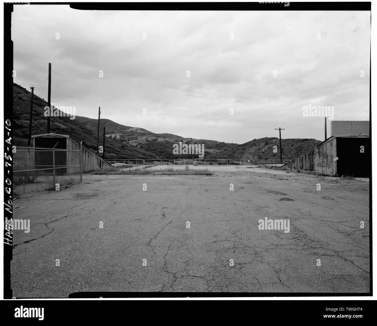 Soletta di cemento armato tetto dal bordo sud-orientale, rampe di accesso di destra e di sinistra, vista verso nord-ovest. - Glenn L. Martin Company, Titan Missile Strutture di prova, prova Captive Stand D-1, Waterton Canyon Road e Colorado Highway 121, Lakewood, Jefferson county, CO Foto Stock