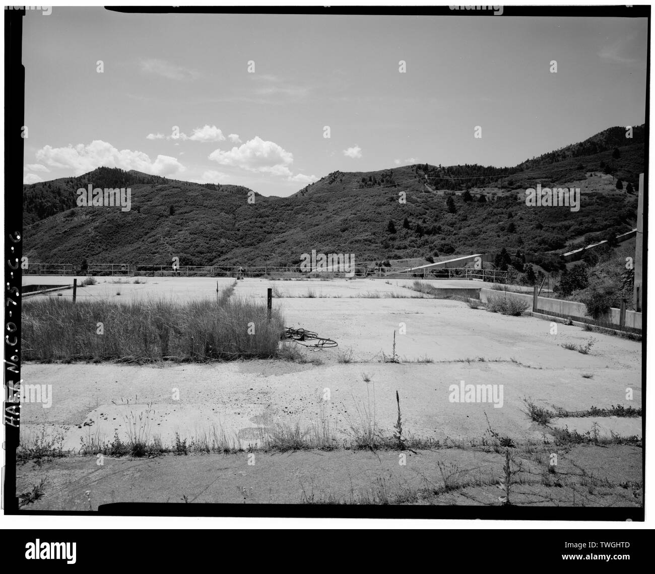 Soletta di cemento armato tetto dal bordo sud-est, tunnel di collegamento visibile al centro di destra e di estrema destra, vista verso nord-ovest. - Glenn L. Martin Company, Titan Missile Strutture di prova, CaptiveTest Stand D-3, Waterton Canyon Road e Colorado Highway 121, Lakewood, Jefferson county, CO Foto Stock