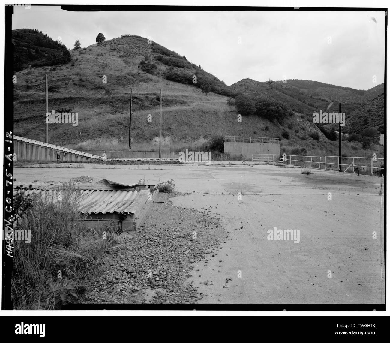 Soletta di cemento armato tetto dal bordo del nordest, vista verso sud-ovest. - Glenn L. Martin Company, Titan Missile Strutture di prova, prova Captive Stand D-1, Waterton Canyon Road e Colorado Highway 121, Lakewood, Jefferson county, CO Foto Stock