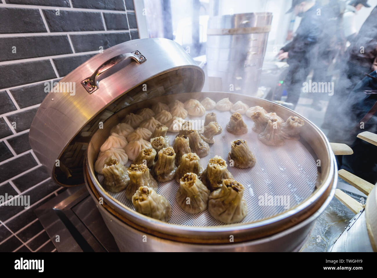 Stand alimentari con gnocchi di patate al vapore a Pechino, città capitale della Cina Foto Stock