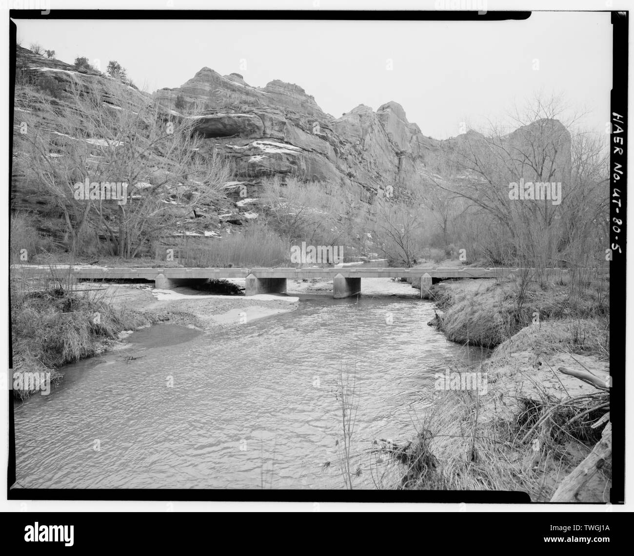 Rimanente porzione aperta del lato nord-est del ponte, guardando verso sud-ovest - Escalante River Bridge Spanning Escalante River a Statale Route 12, 9.5 miglia a est di Escalante, Escalante, Garfield County, UT; Sagebrush consulenti archeologico, imprenditore; Wegman-French, Lysa trasmettitore; Polk, Michael R, fotografo; Polk, Michael R, storico Foto Stock