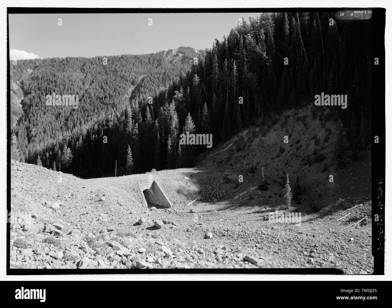 Resti del ponte del cavatappi. Guardando ad est - cavatappi, Ponte Vecchio Ingresso Est Road, Sylvan Pass, Lago, Teton County, WY; Perham e Harris; Chittenden, Hiram M; Crecelius, S F; Albright, Orazio; Caouette, Jill Patricia Field team responsabile del progetto; Mitchell, Meredith, architetto del paesaggio; Croteau, Todd, project manager; Christianson, Justine, trasmettitore; Davis, Tim, storico; McClure, Nancy M, storico; Huisman, Forrest, delineatore; Lowe, Jet, fotografo Foto Stock