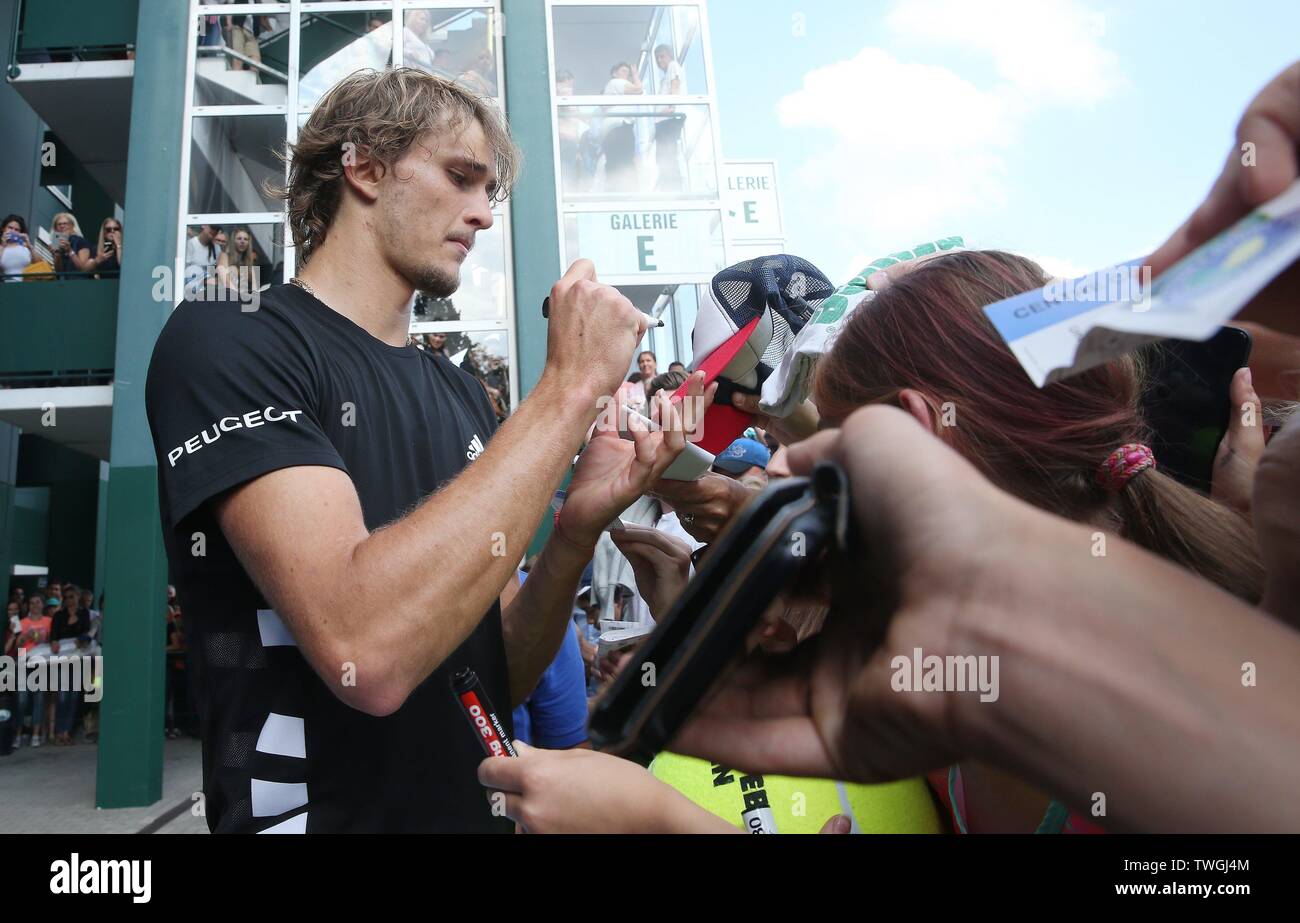 Firo Tennis: 20.06.2019 uomini torneo ATP hall ottavo finals Alexander Zverev, scrive ventole, autografi | Utilizzo di tutto il mondo Foto Stock