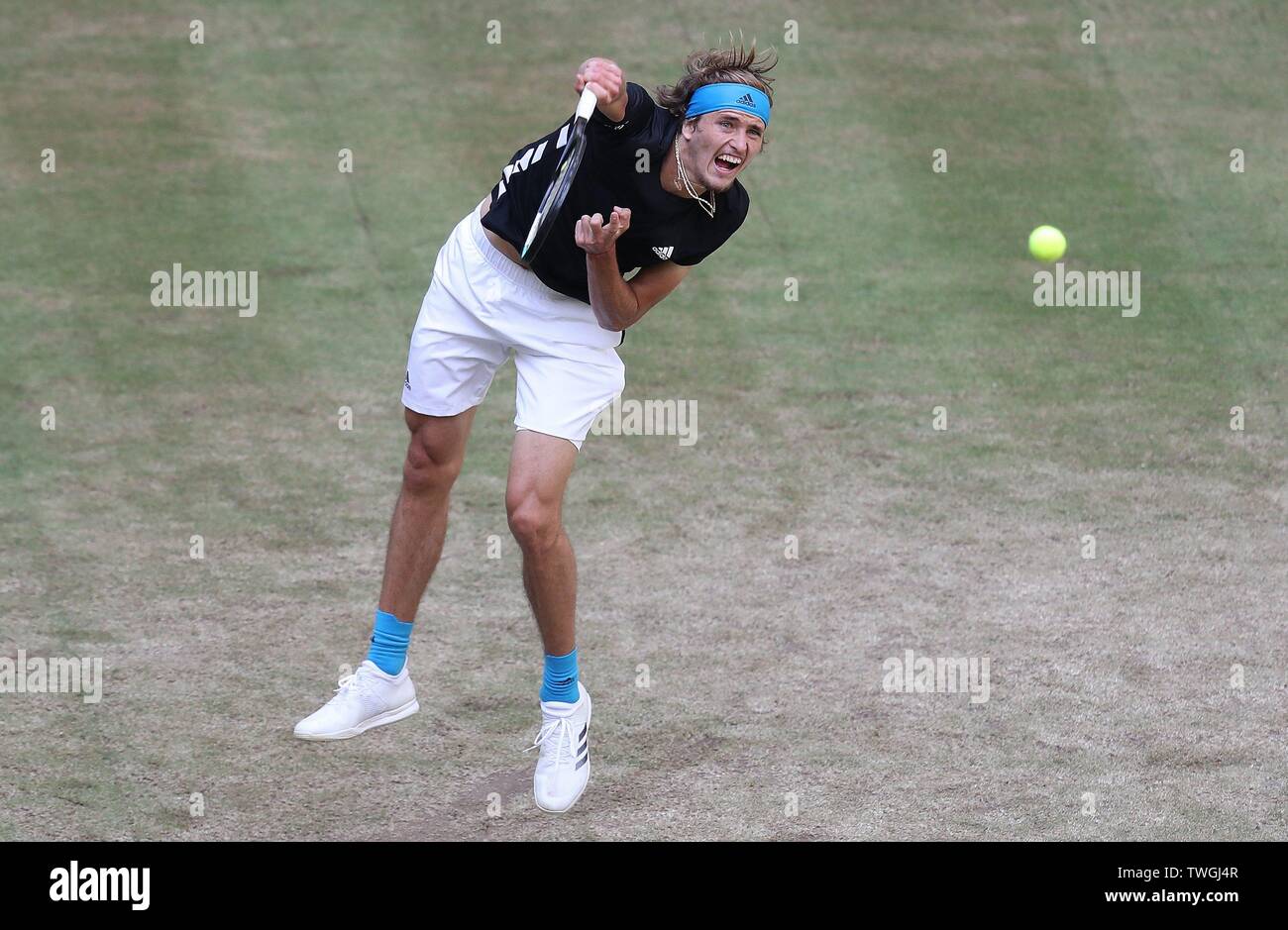 Firo Tennis: 20.06.2019 uomini torneo ATP hall ottavo di finale di Alexander Zverev, azione unica, servizio | Utilizzo di tutto il mondo Foto Stock