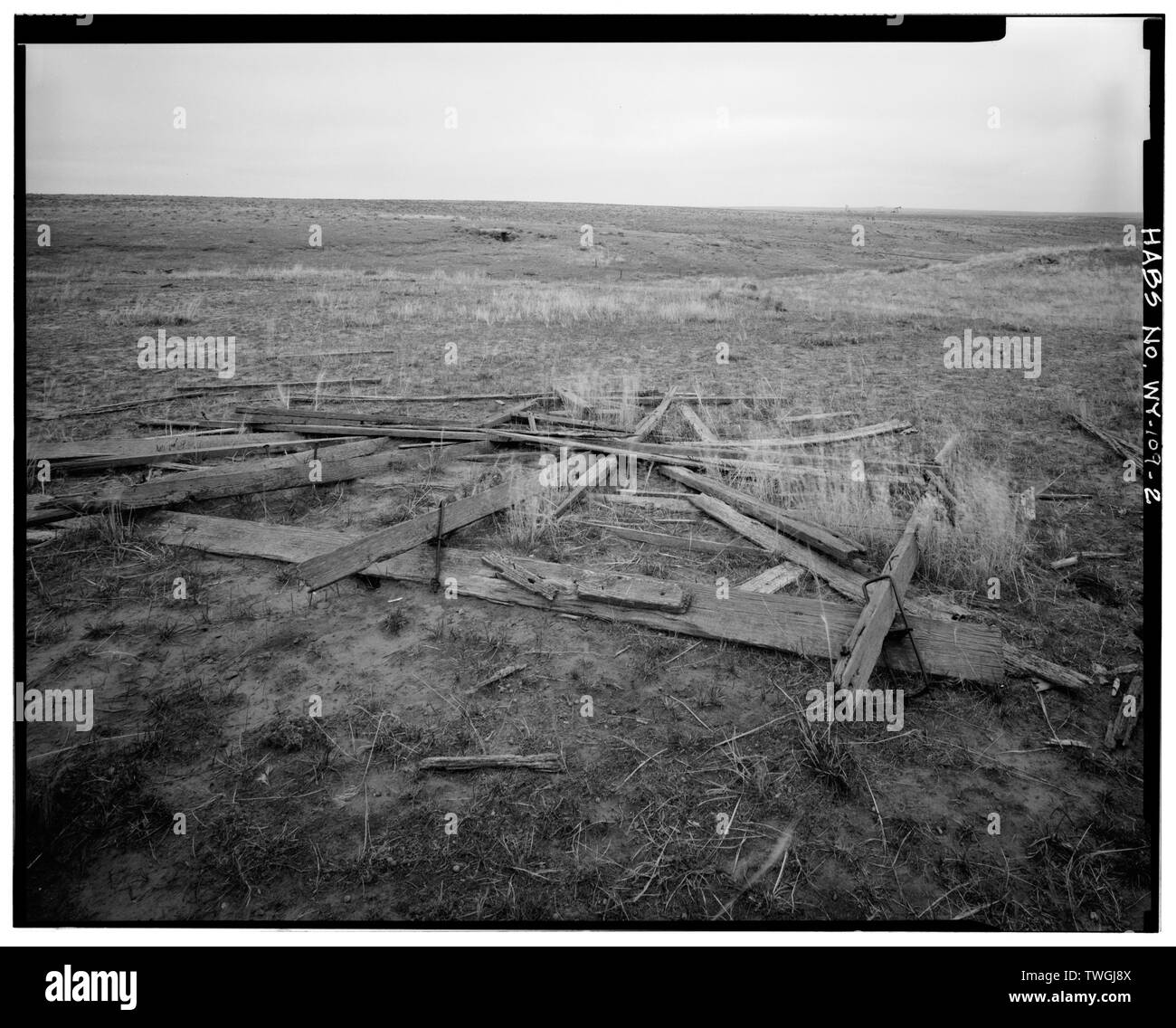 Resti di carri con piroga IN BACKGROUND, vista da ovest - Rock ben Homestead, 15 miglia a sud-est di Wright, Wright, Campbell County, WY; Corona, Julia, trasmettitore Foto Stock