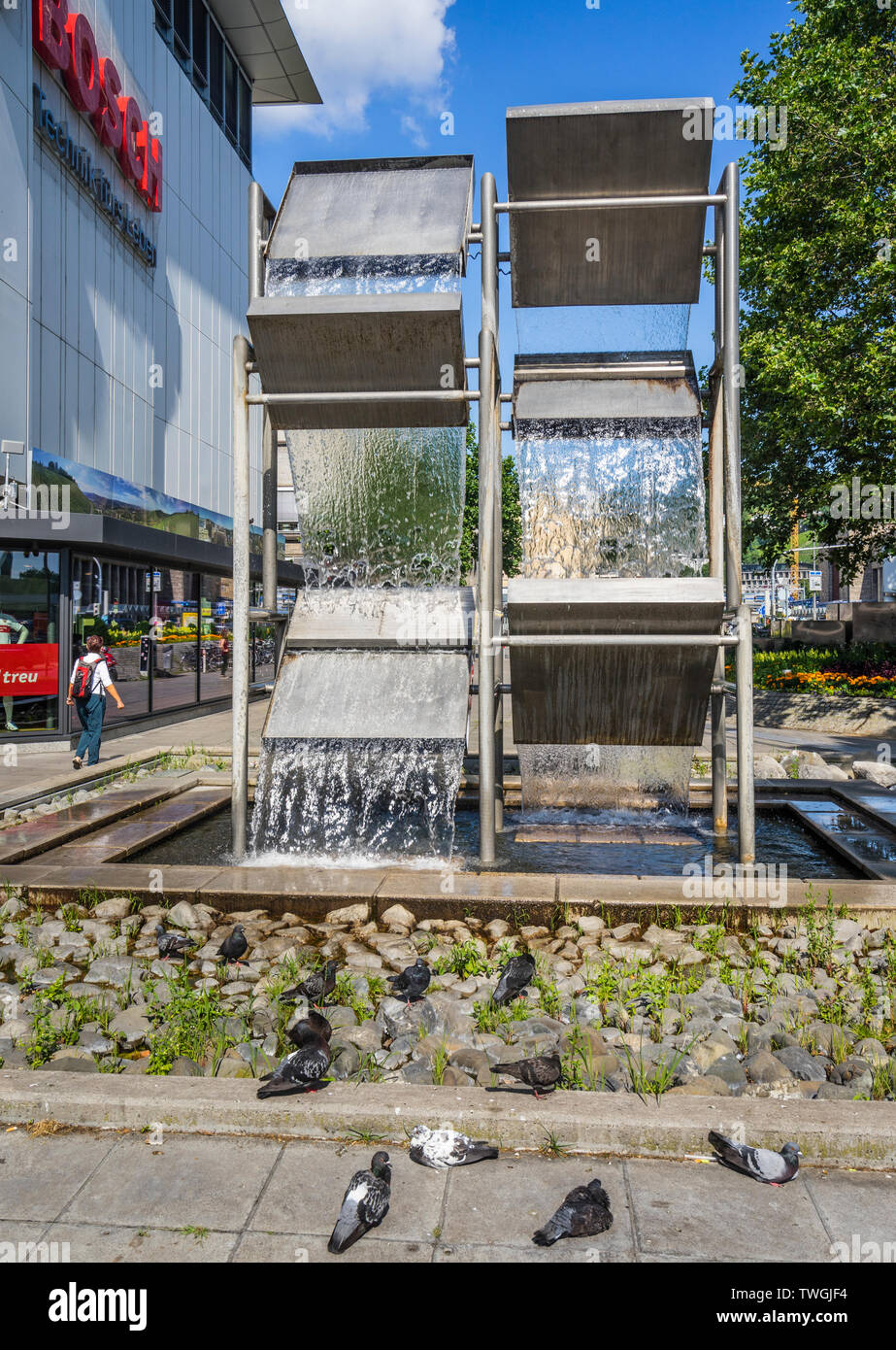 Piccione in appoggio alla cascata fontana progettata da Gottfried Gruner a Adolf-Klett-Platz nel centro della città di Stoccarda, Baden-Würtemberg, Tedesco Foto Stock