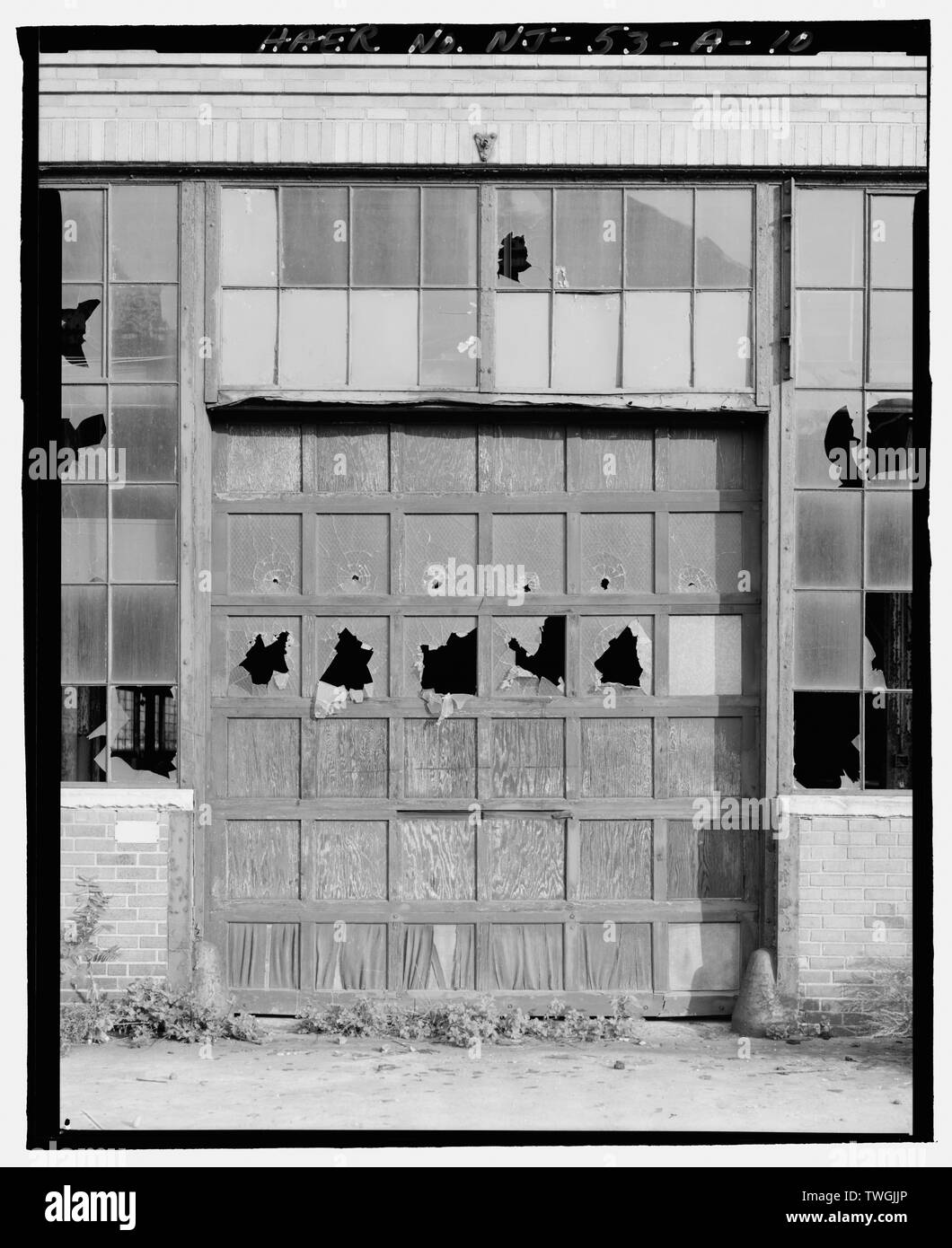 Sostituzione drive-in porta, facciata ovest, a sud-est - Ford Motor Company Edgewater impianto di assemblaggio, montaggio edificio, 309 River Road, Edgewater, Bergen County, NJ Foto Stock