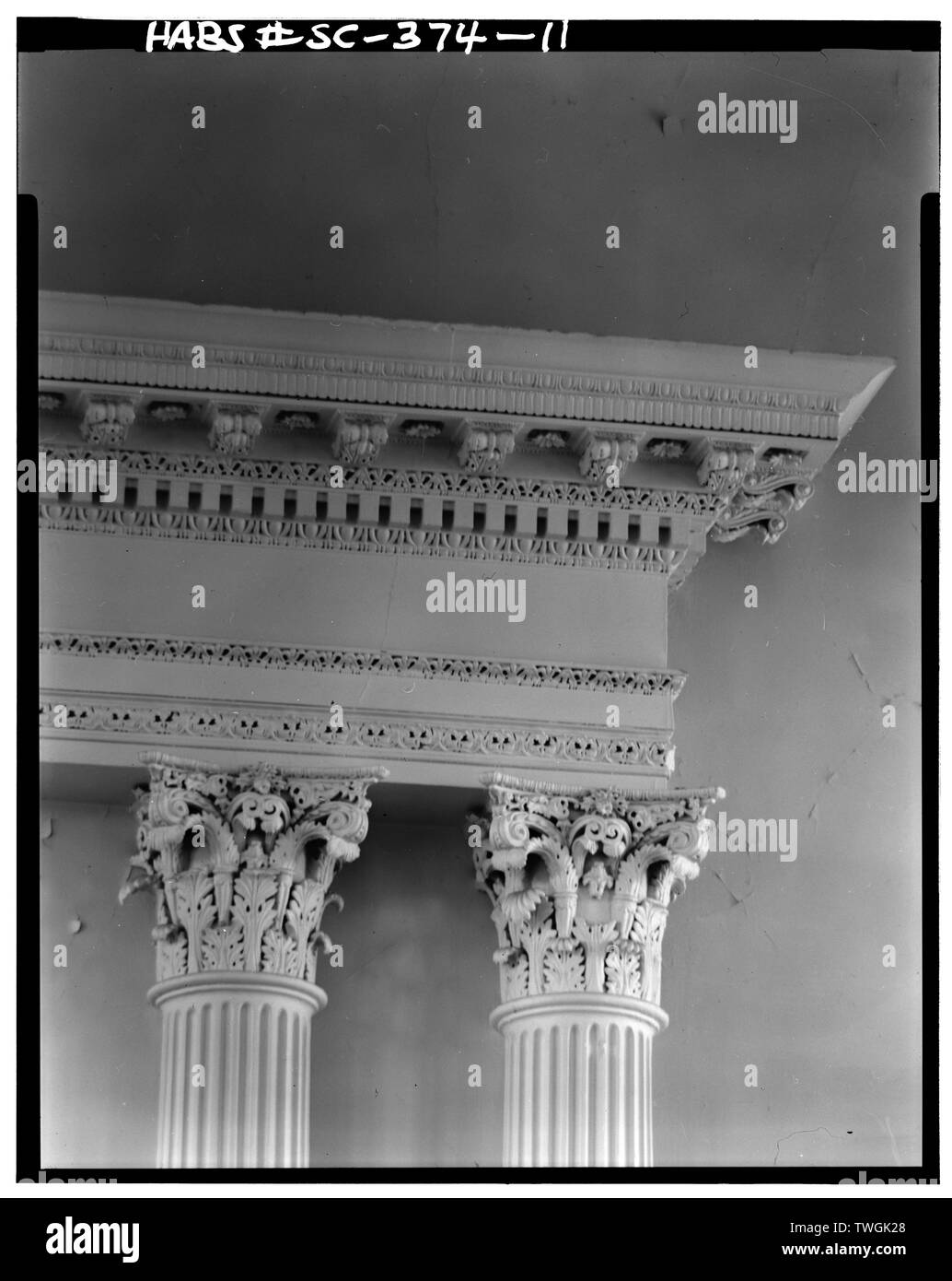 REREDOS, trabeazione e capitelli delle colonne - San Giacomo Regno chiesa metodista (ca. 1858), 68 Spring Street, Charleston, Contea di Charleston, Sc Foto Stock