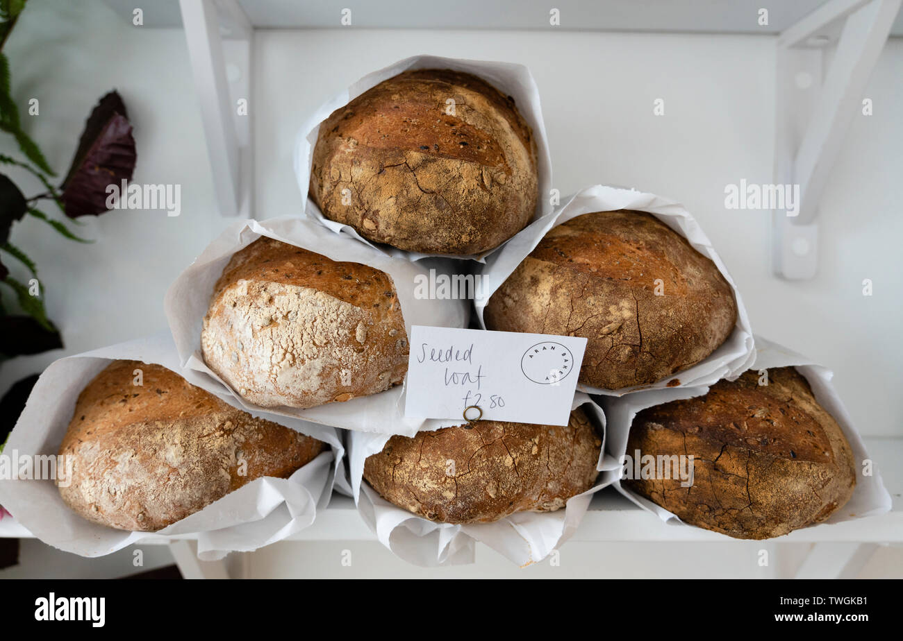 Dettaglio di artigiano pagnotte di pane su un ripiano shop Foto Stock