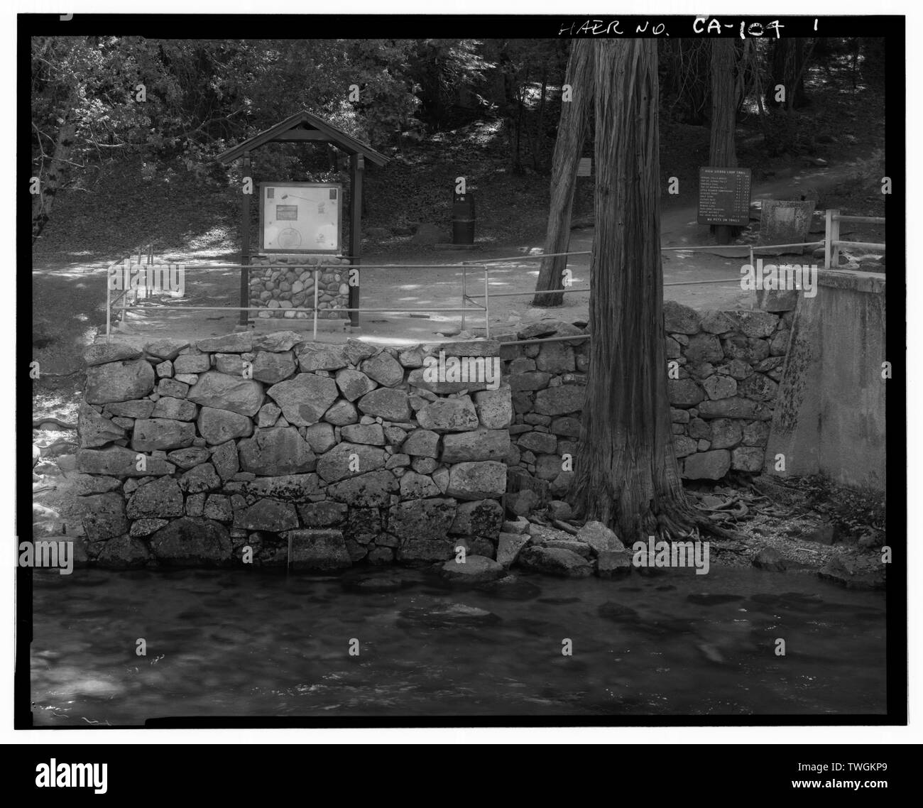 Parete DI RITEGNO E TARATURE STAZIONE IN NE ANGOLO DEL PONTE. - Vecchio Happy Isles bridge spanning Merced River sulla strada di servizio, il Villaggio di Yosemite, Mariposa County, CA Foto Stock