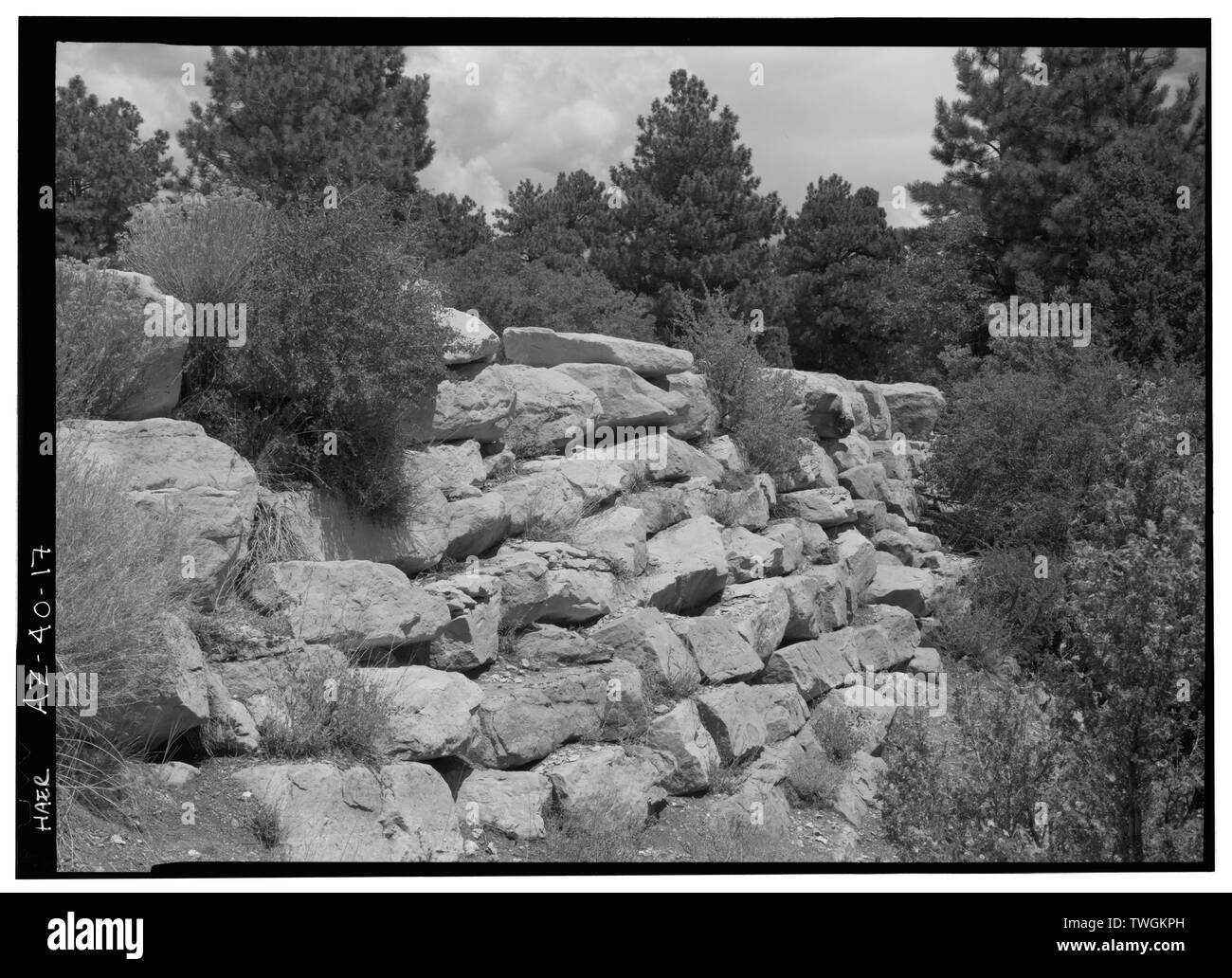 Parete di ritegno sotto grandi rocce A DESTRA IN AZ-40-16 A WAHALLA si affacciano sul parcheggio, RIVOLTO VERSO NORD - Cape Royal Road, tra entrata Nord su strada e Cape Royal, Grand Canyon, Coconino County, AZ Foto Stock