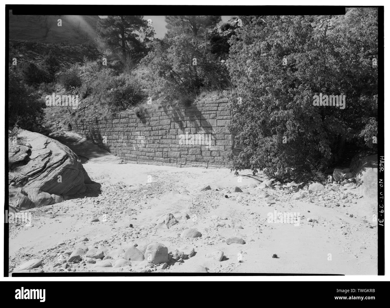 Parete di ritegno a canale sotterraneo - Zion-Mount Carmel Highway, springdale, Washington County, UT; MacDonald, Thomas H; conservazione civile Corps; lo stato dello Utah Road Commissione; Nevada parti Co; Reynolds-Ely costruzione Co; Raleigh-Lang costruzione Co; Bureau di strade pubbliche; Davis, F LeRoy; P e H la pala; Pistola di cemento Società di costruzioni; Bundy, Ora; Cedar Società di costruzioni; opere corso Amministrazione; opere di pubblica amministrazione; Jurale, James, storico; Fraser, Clayton B, fotografo; Anderson, Michael F, storico; Grogan, Brian C, fotografo Foto Stock