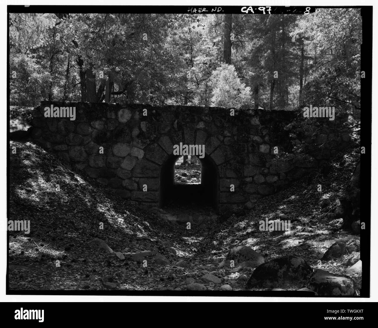 Parete di ritegno e portale ovest del canale sotterraneo. - Happy Isles bridge spanning Merced River sulla strada di servizio, il Villaggio di Yosemite, Mariposa County, CA Foto Stock