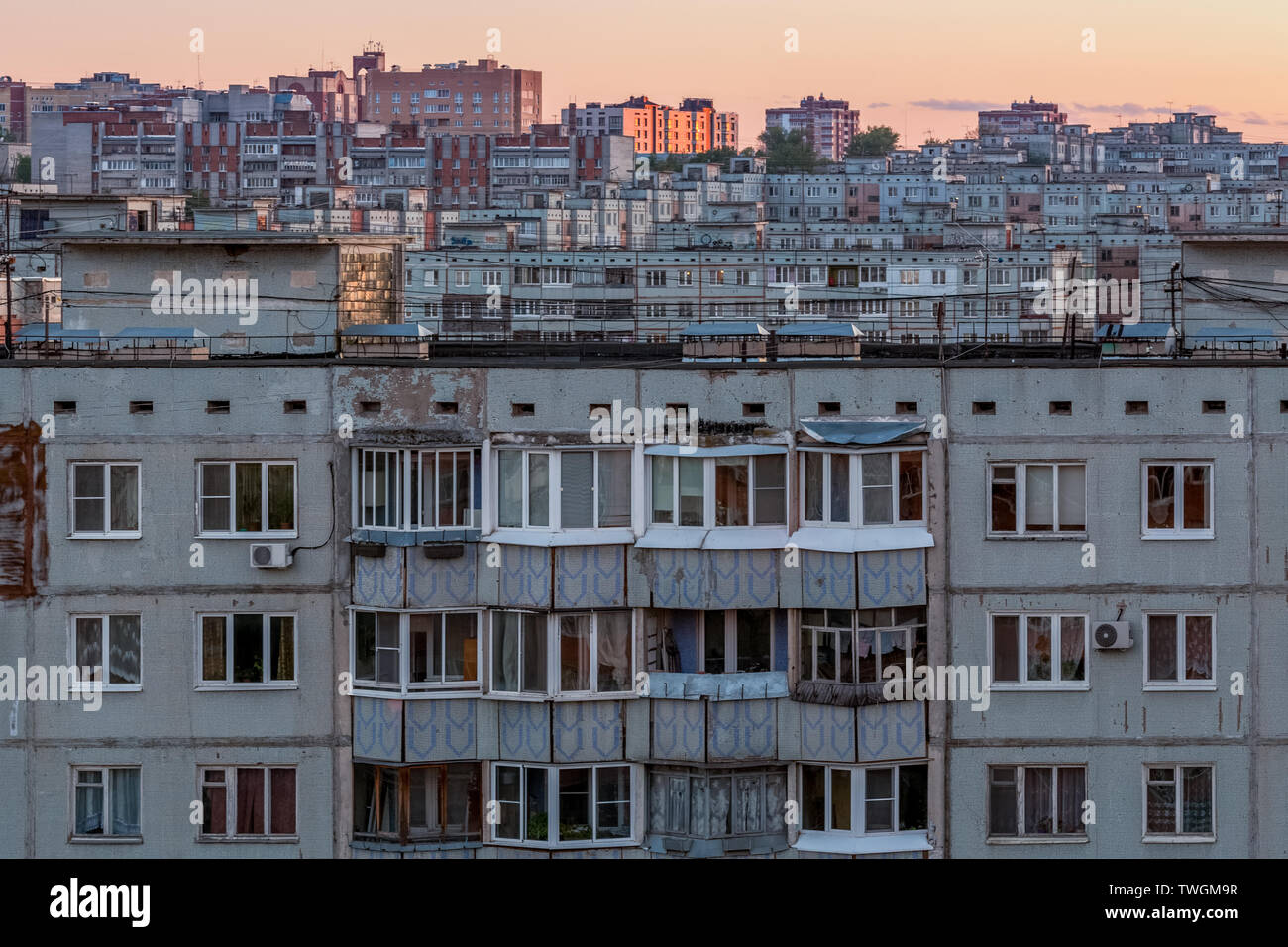 Windows, tetti e facciata di una massa di edifici di appartamenti in Russia alla sera Foto Stock