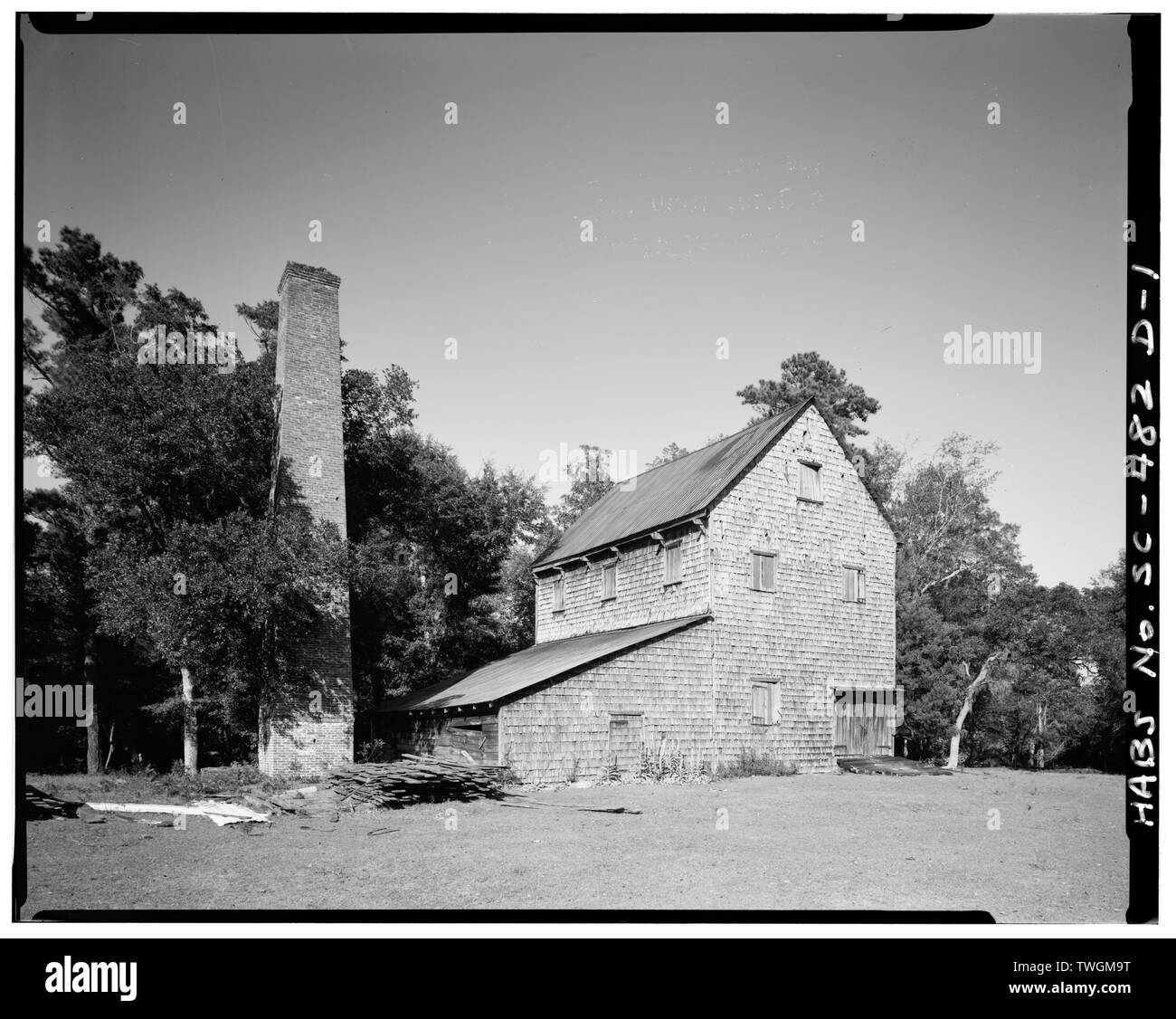 Trebbiatura del riso MULINO CON CAMINO , angolo sud-ovest - Legno Chicora piantagione e la trebbiatura del riso mulino, County Road 52, Georgetown, Georgetown County, SC Foto Stock