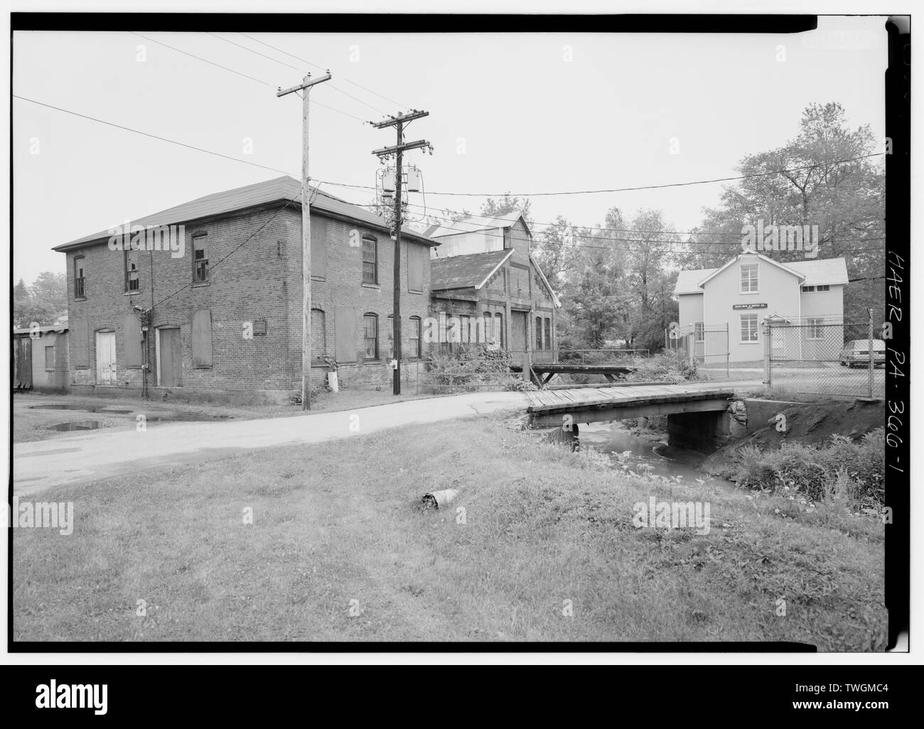 RICKS' FONDERIA, FUSIONE capannone e ufficio edificio, guardando ad Est - Ricks Fonderia, Miller Avenue off a sud del Monte Vernon Street, Uniontown, Fayette County, PA; Ricks, Thomas; Evans Stampo e Machine Company; Covington Machine Company; Allegheny balistica azienda; America del patrimonio industriale progetto (AIHP), sponsor, Madrid, trasmettitore; Fitzsimons, Grigio, storico; Lowe, Jet, fotografo Foto Stock