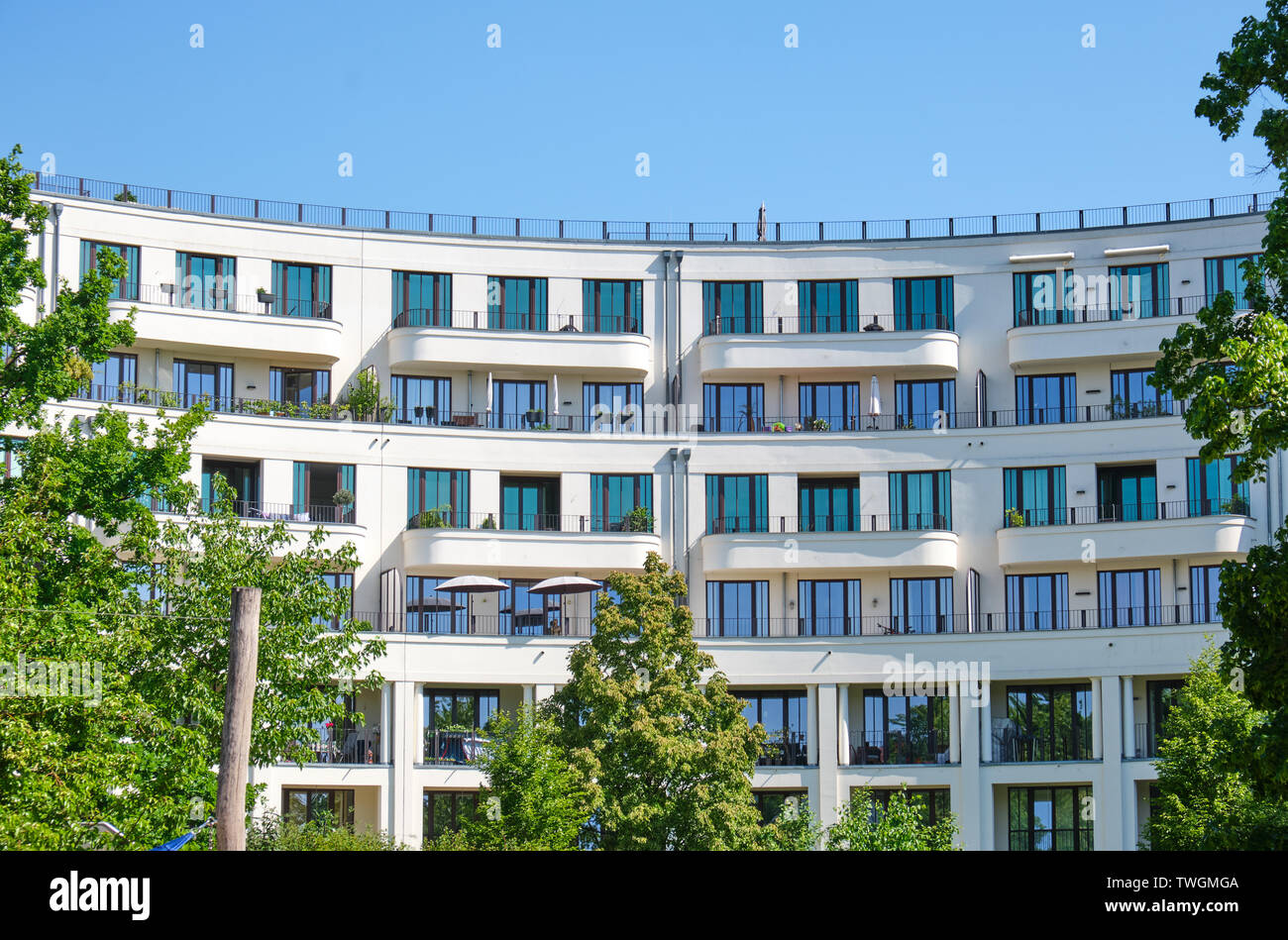 Moderno appartamento elegante palazzo visto presso il quartiere Prenzlauer Berg di Berlino, Germania Foto Stock