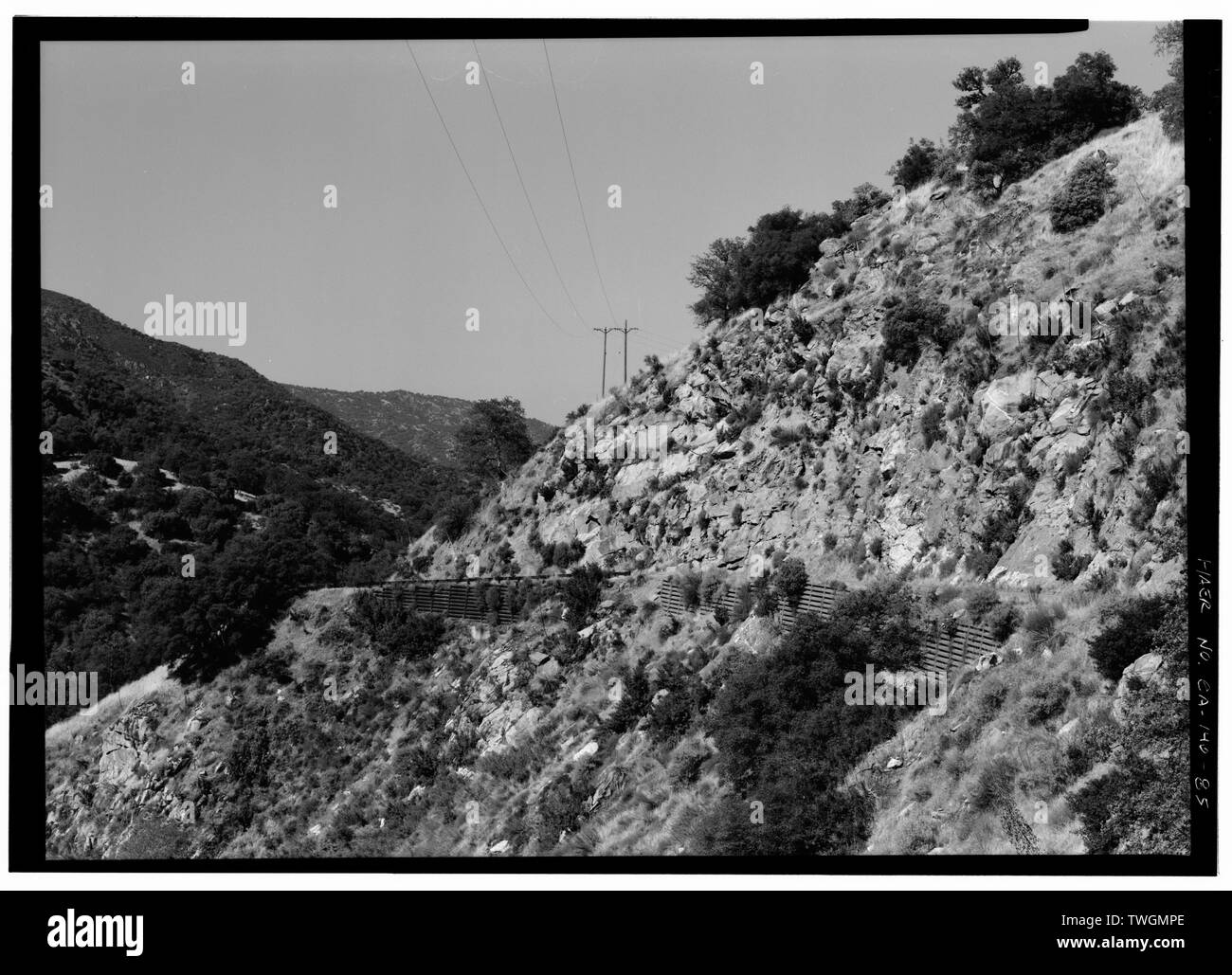 Il fiume e la strada vista mostrante il presepe in metallo pareti di ritegno a destra, rivolto a sud-ovest. La foto è presa dalla stessa posizione come foto n. 84, MA CON LENTE LUNGO - Generals Highway, tre fiumi, Tulare County, CA Foto Stock