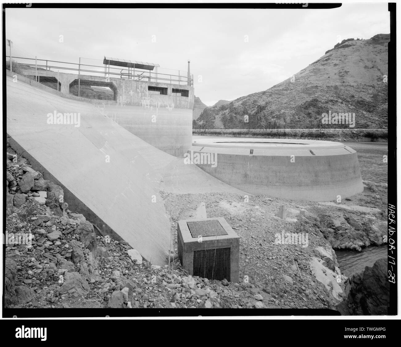 Anello di gate a stramazzo per il tunnel di uscita, con grembiule a valle in primo piano. Nota di rilascio di aria di sfiato per il tunnel di uscita centro IN PRIMO PIANO. Vista di sud-est. - Owyhee Dam, attraverso Owyhee River, Nissa, Malheur County, o Foto Stock Anello di gate a stramazzo per il tunnel di uscita, con grembiule a valle in primo piano. Nota di rilascio di aria di sfiato per il tunnel di uscita centro IN PRIMO PIANO. Vista di sud-est. - Owyhee Dam, attraverso Owyhee River, Nissa, Malheur County, o Foto Stock