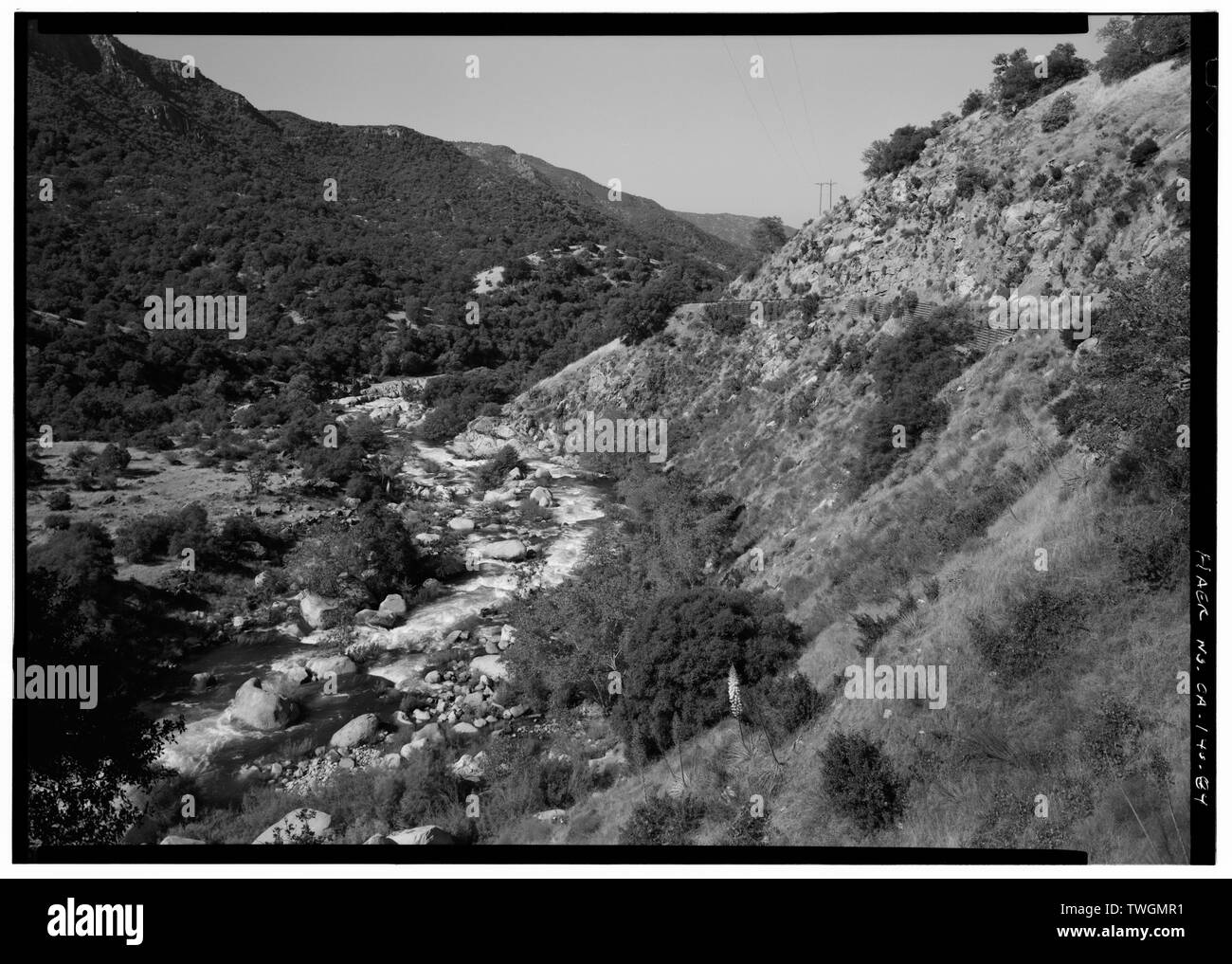 Il fiume e la strada vista mostrante il presepe in metallo pareti di ritegno a destra, rivolto a sud-ovest - Generals Highway, tre fiumi, Tulare County, CA Foto Stock