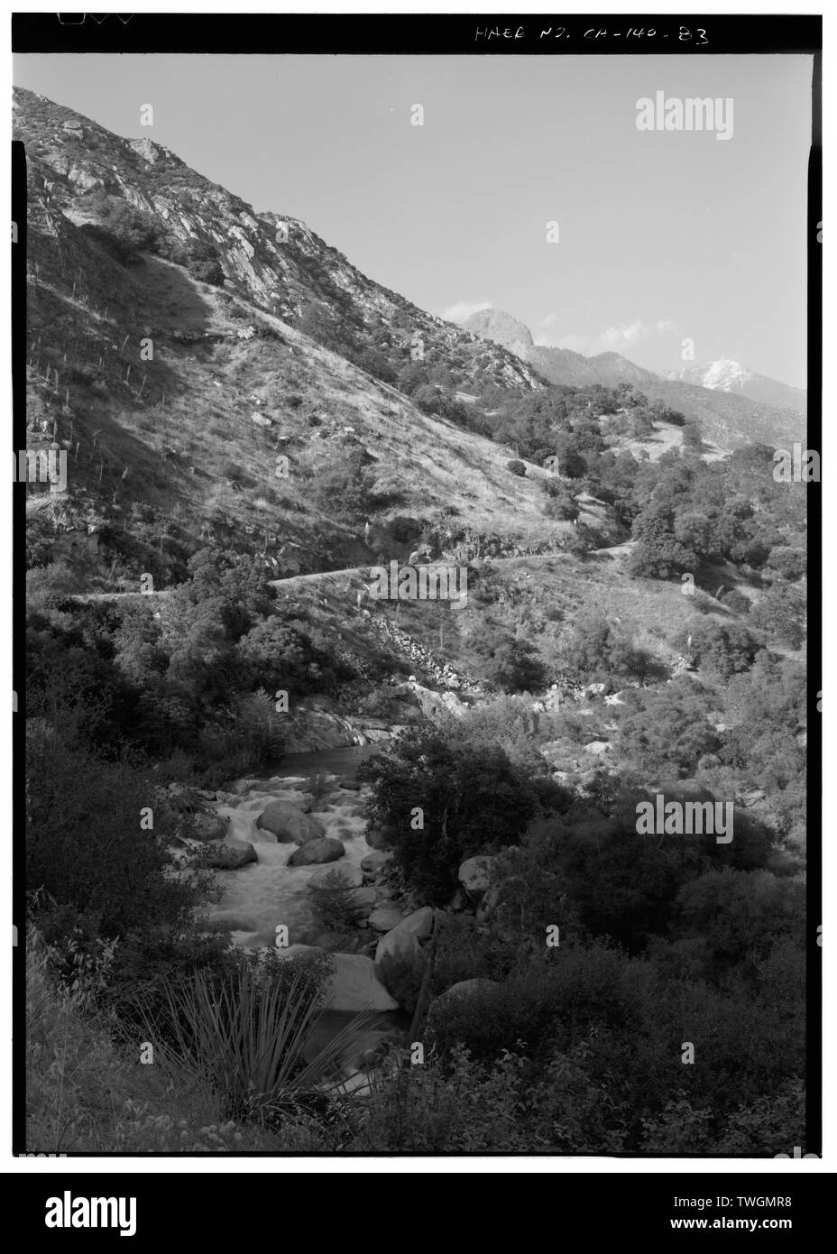 Il fiume e la strada vista presa un miglio a est del centro visitatori, rivolto verso Nord - Autostrada generali, tre fiumi, Tulare County, CA Foto Stock