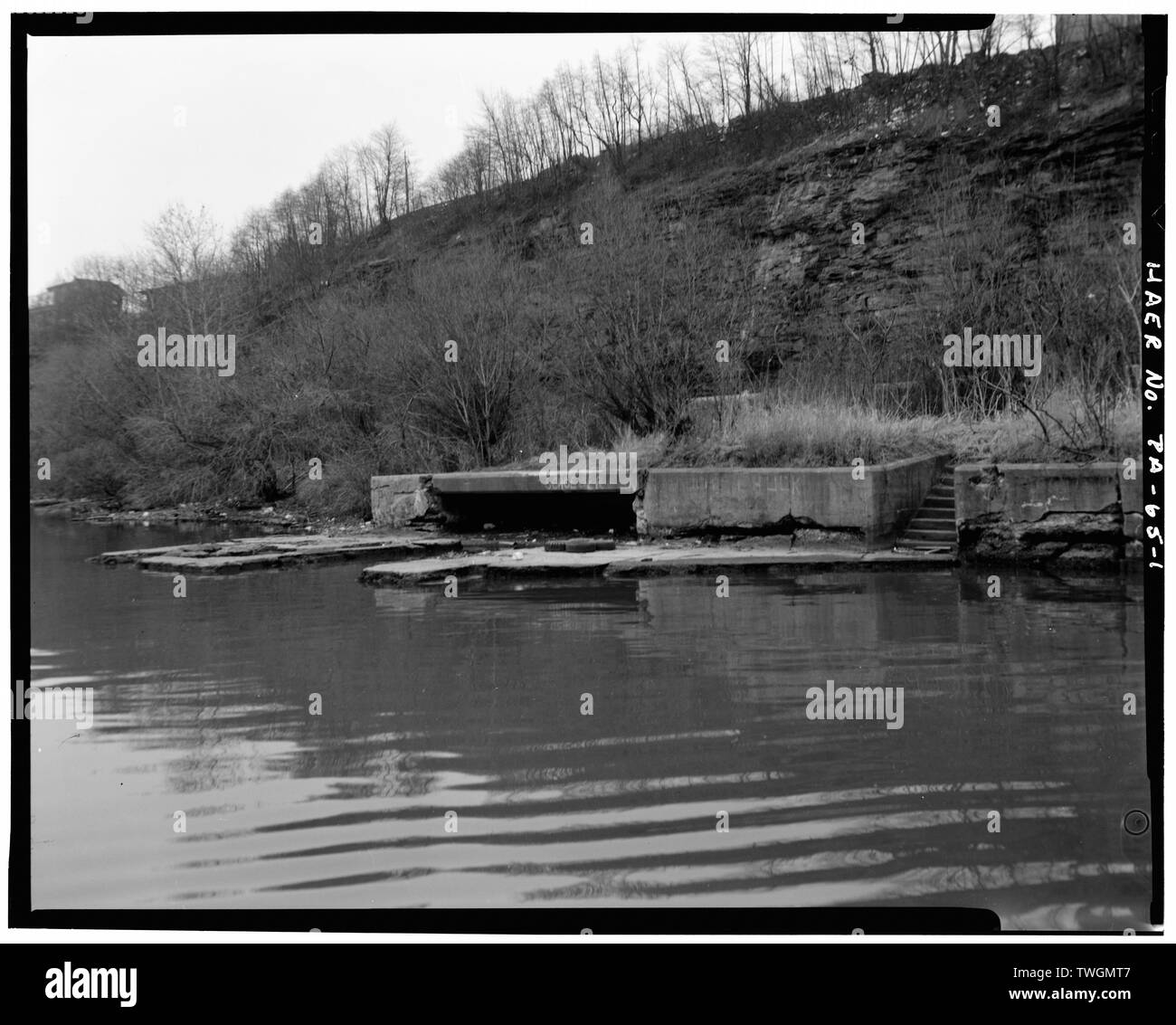 Vista sul fiume di blocco - Isola di Davis Dam e Lock n. 1, il fiume Ohio, miglio 4.7 sulla riva destra, Pittsburgh, Allegheny County, PA Foto Stock
