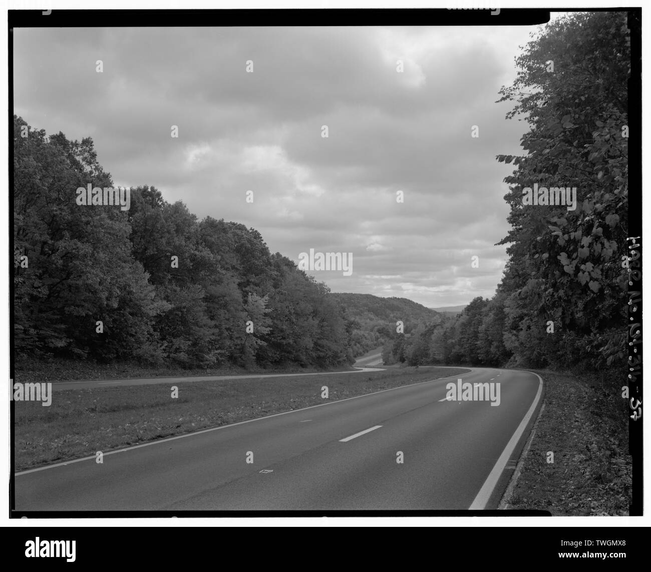 Allineamento su strada in direzione sud, Dutchess County mile marker 113,7, visualizzare S. - Stato Taconic Parkway, Poughkeepsie, Dutchess County, NY Foto Stock