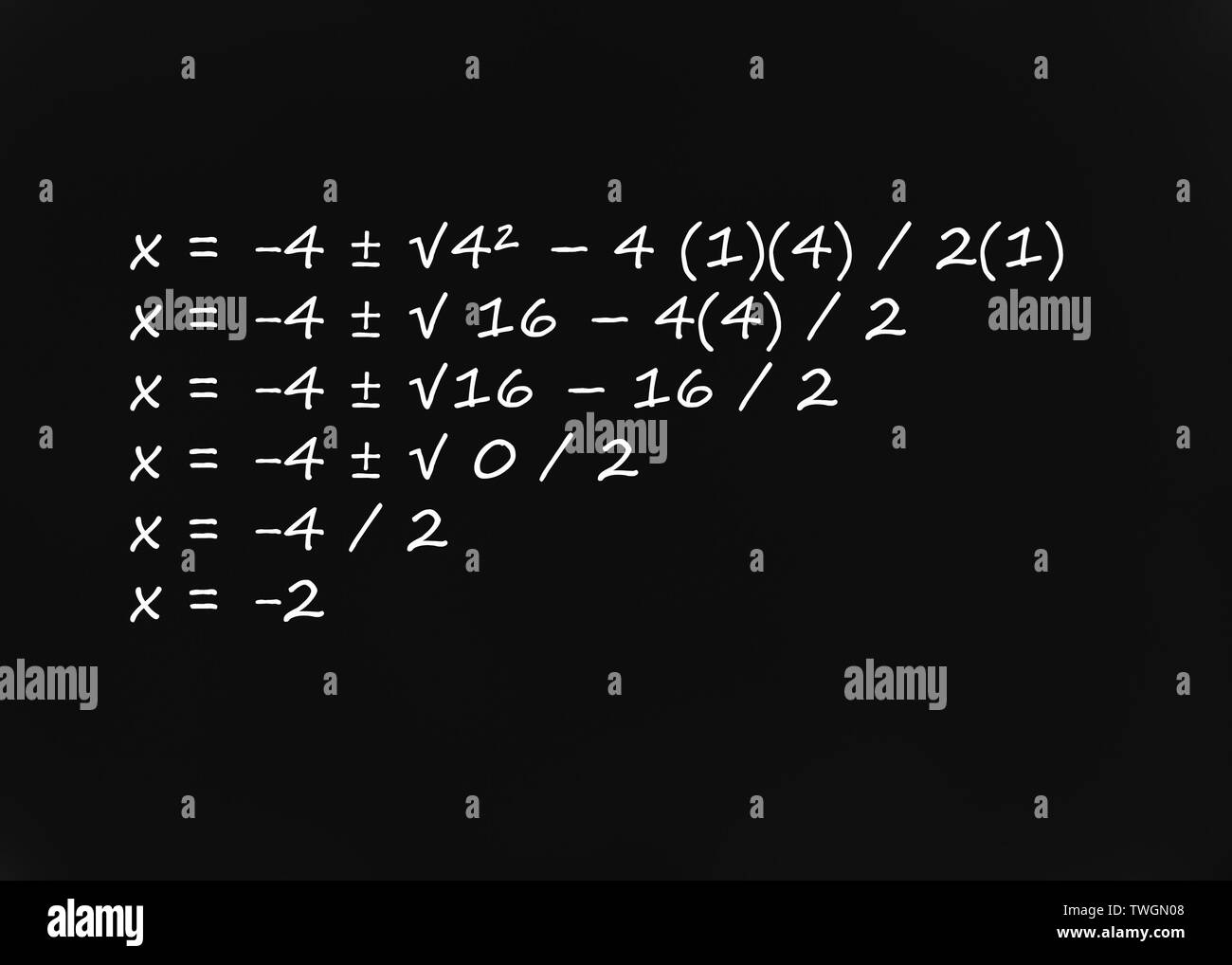 Formula quadratica esempio equazione scritta sulla lavagna Foto Stock