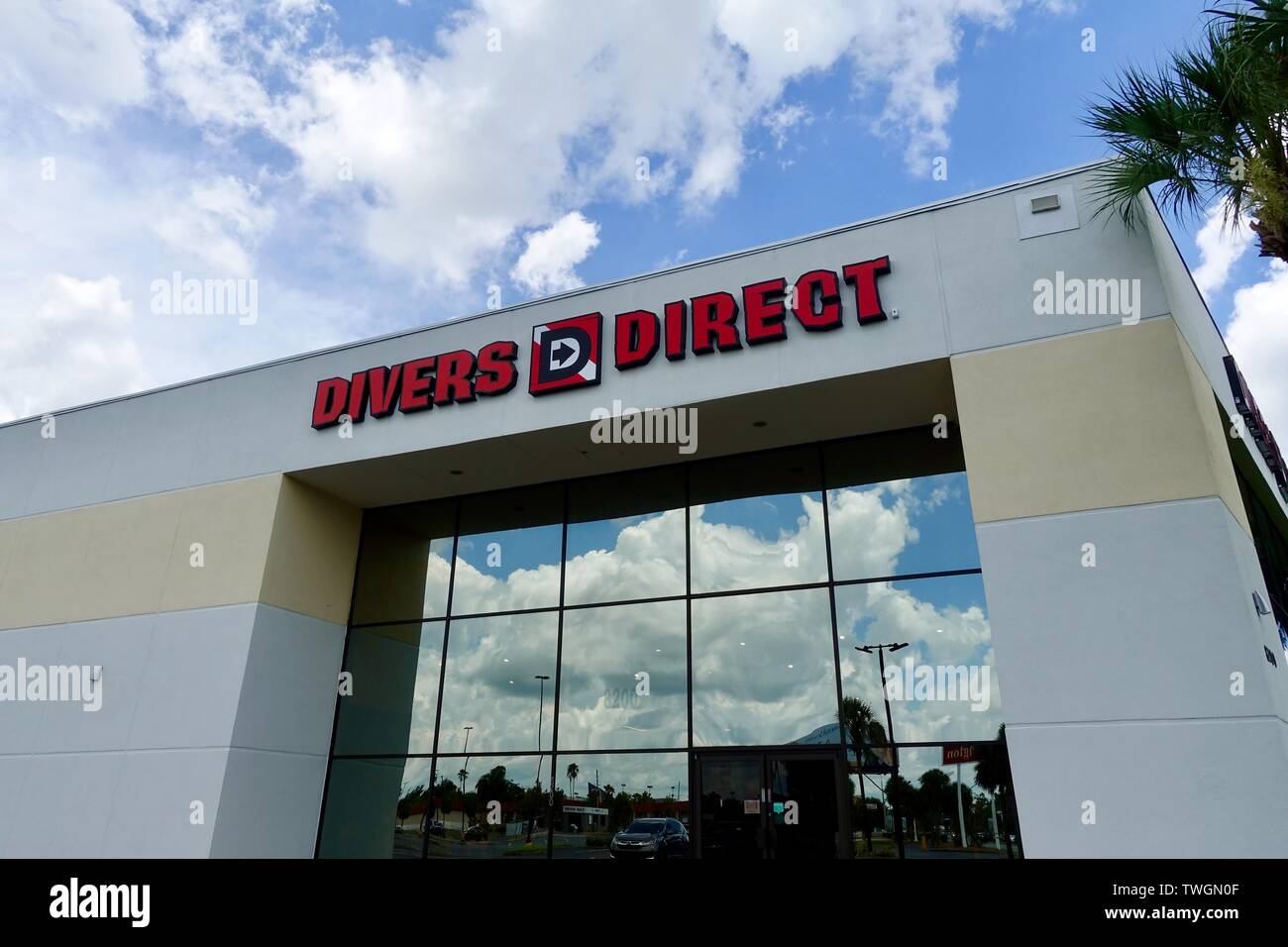 Orlando, FL/USA-6/18/19: la vista esterna di un Divers Direct store che vende scuba & snorkeling, muta e attrezzatura fotografica. Foto Stock