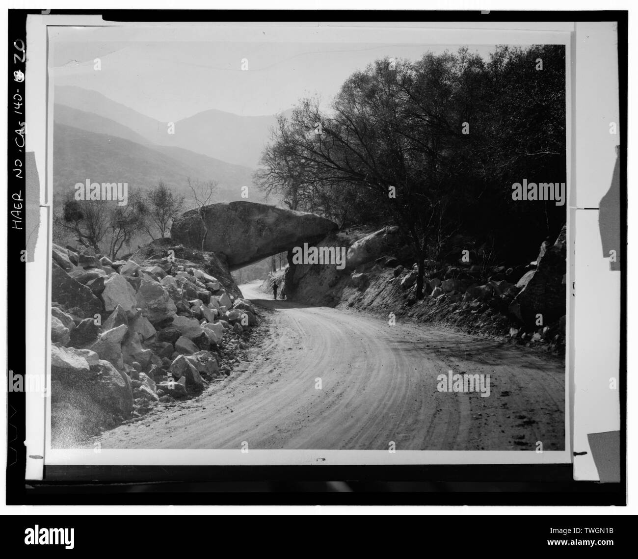 Strada costruito sotto la roccia di tunnel, nessuna data - Generals Highway, tre fiumi, Tulare County, CA Foto Stock
