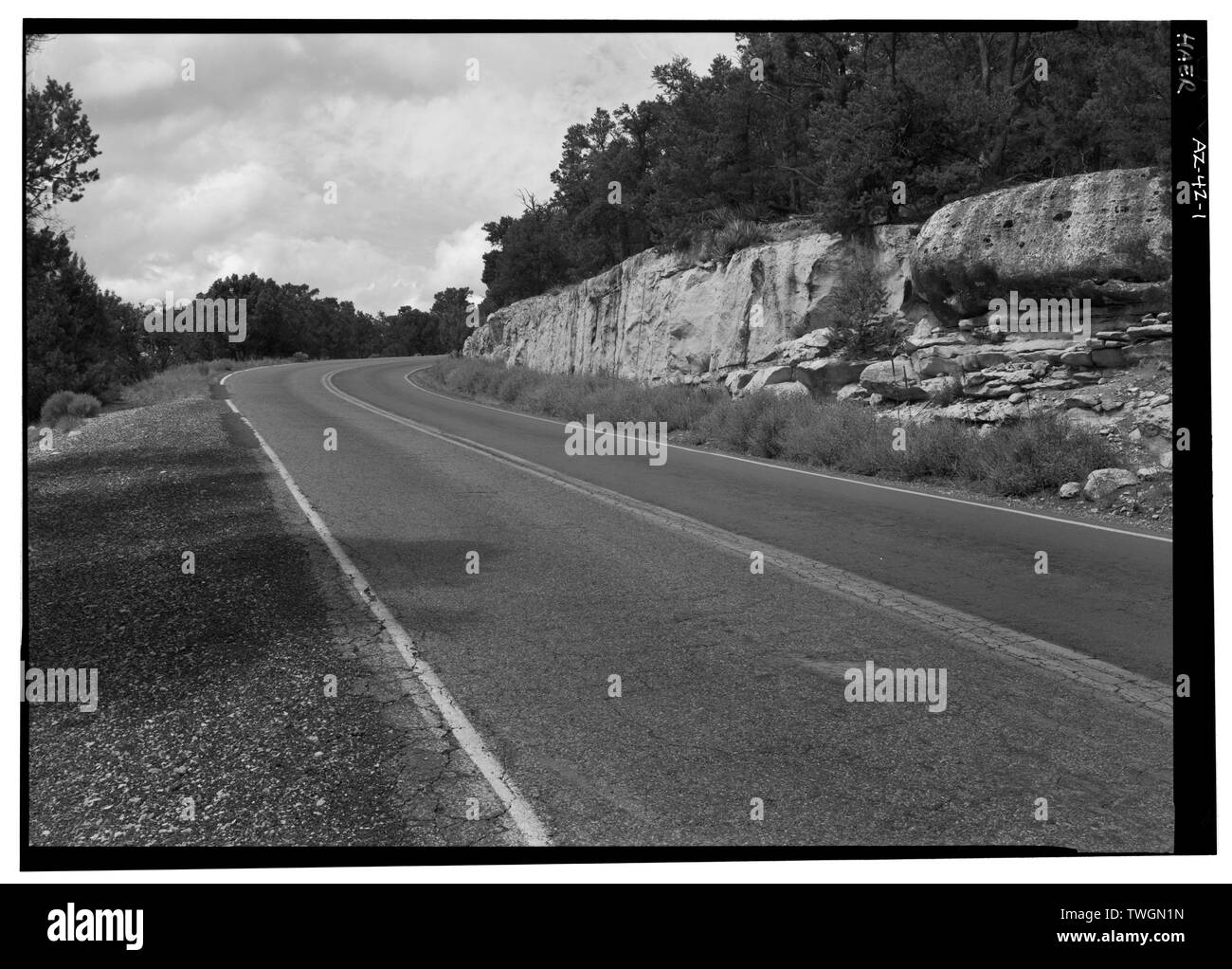 Strada Tagliata all inizio del West Rim Drive, rivolta verso WSW. - West Rim Drive, tra il villaggio di Grand Canyon e riposo eremita, Grand Canyon, Coconino County, AZ Foto Stock