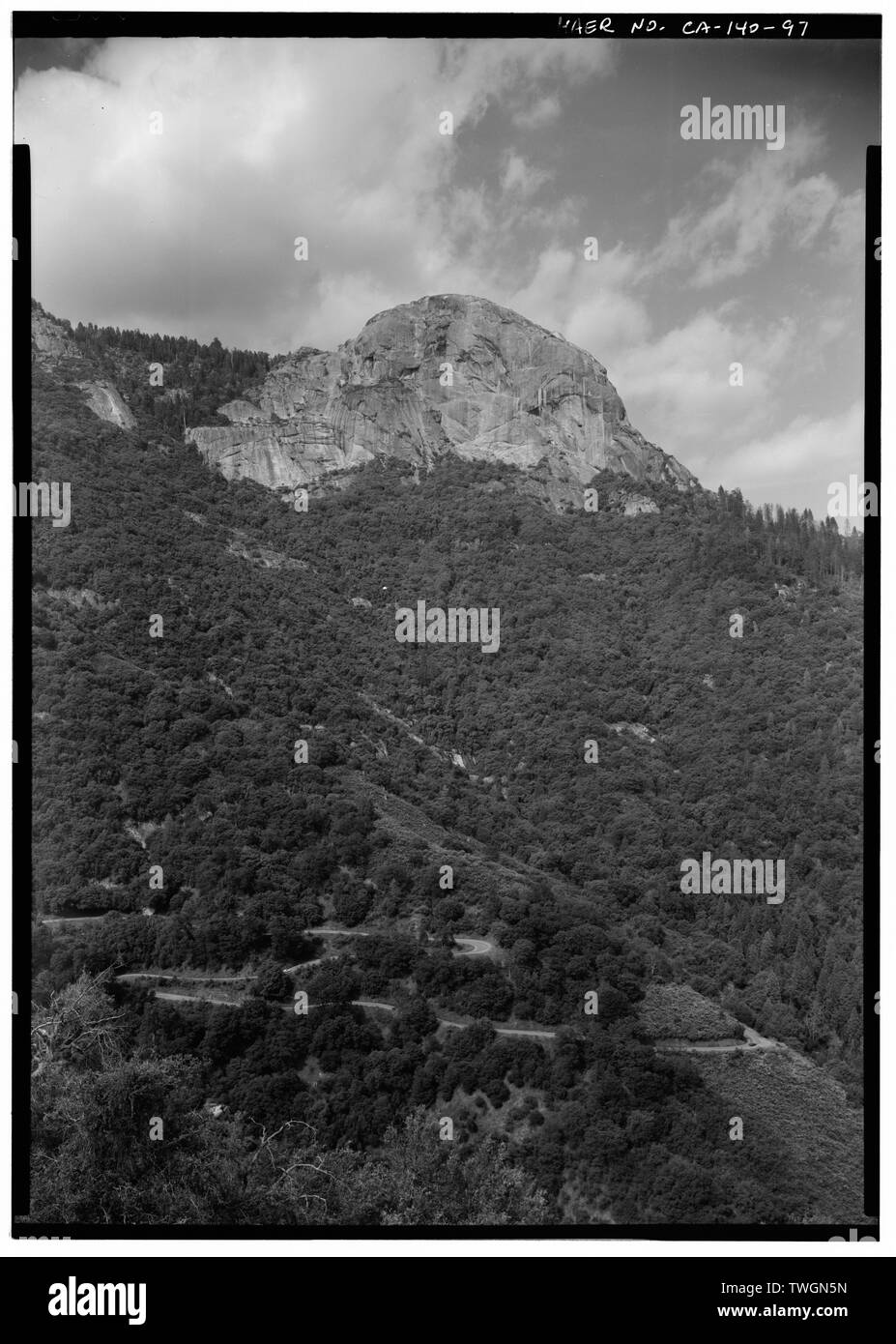 Tornanti della strada e MORO ROCK visto dal punto di anfiteatro, rivolta verso nord-est - Generals Highway, tre fiumi, Tulare County, CA Foto Stock