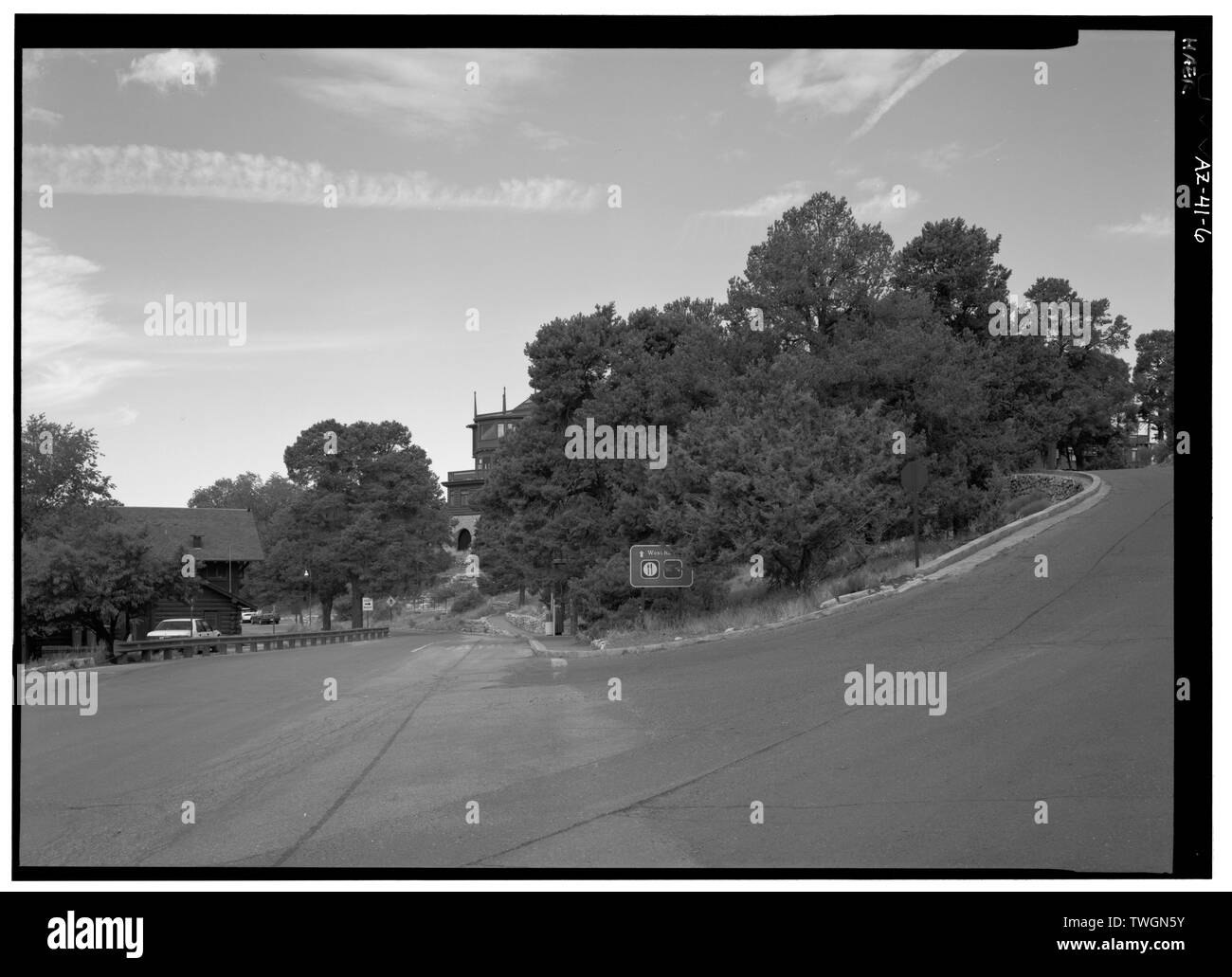 Vista SU STRADA E INGRESSO A EL TOVAR HOTEL, affacciato W. - Villaggio Loop Drive, il villaggio di Grand Canyon, il Grand Canyon, Coconino County, AZ Foto Stock