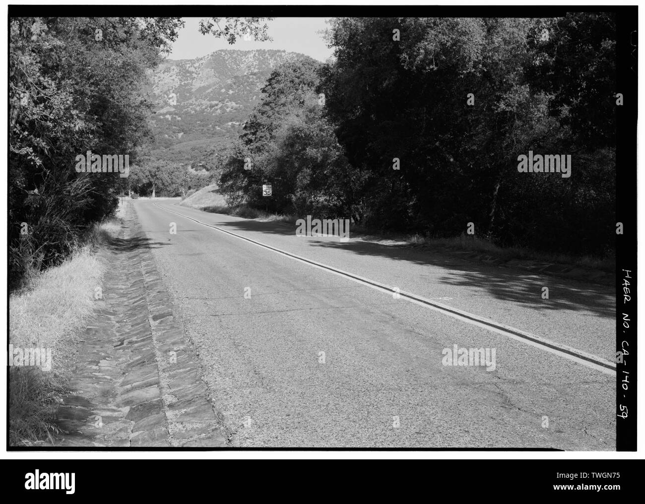 Vista su strada e rivestita di pietra grondaia (visto dietro la macchina nella foto N°57), RIVOLTO VERSO OVEST - Generals Highway, tre fiumi, Tulare County, CA Foto Stock