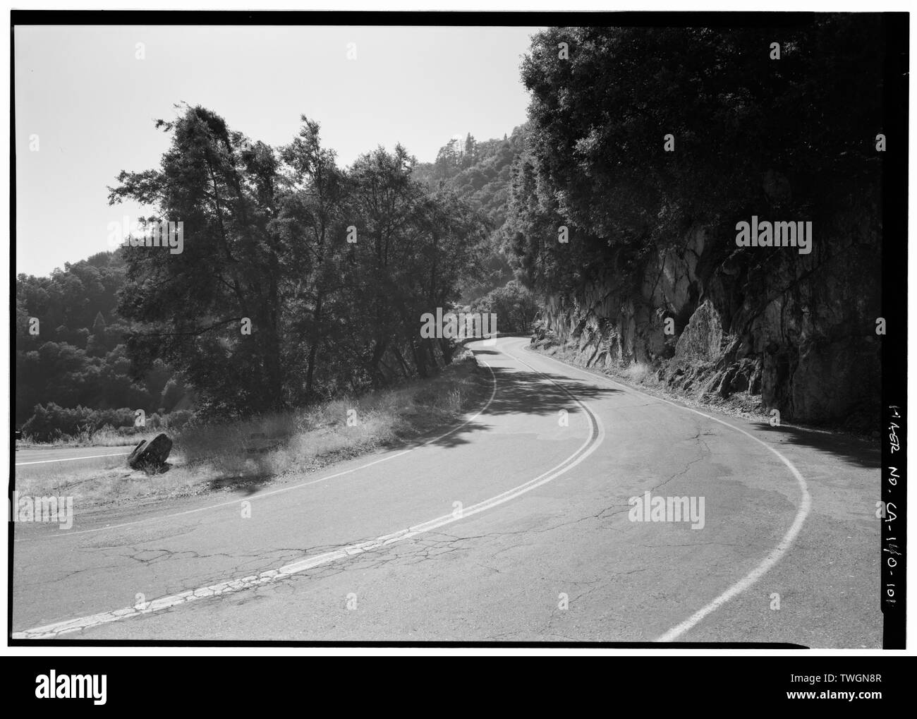 Vista su strada a molla di granito, rivolta ad ovest - Generals Highway, tre fiumi, Tulare County, CA Foto Stock