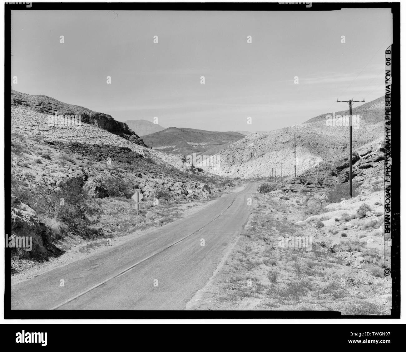 Vista su strada presso l'autostrada 267, Grapevine Canyon. Vicino a Park il confine est del castello SCOTTYS. Cerca WSW. - Parco Nazionale della Valle della Morte di strade, Death Valley Junction, Inyo County, CA Foto Stock