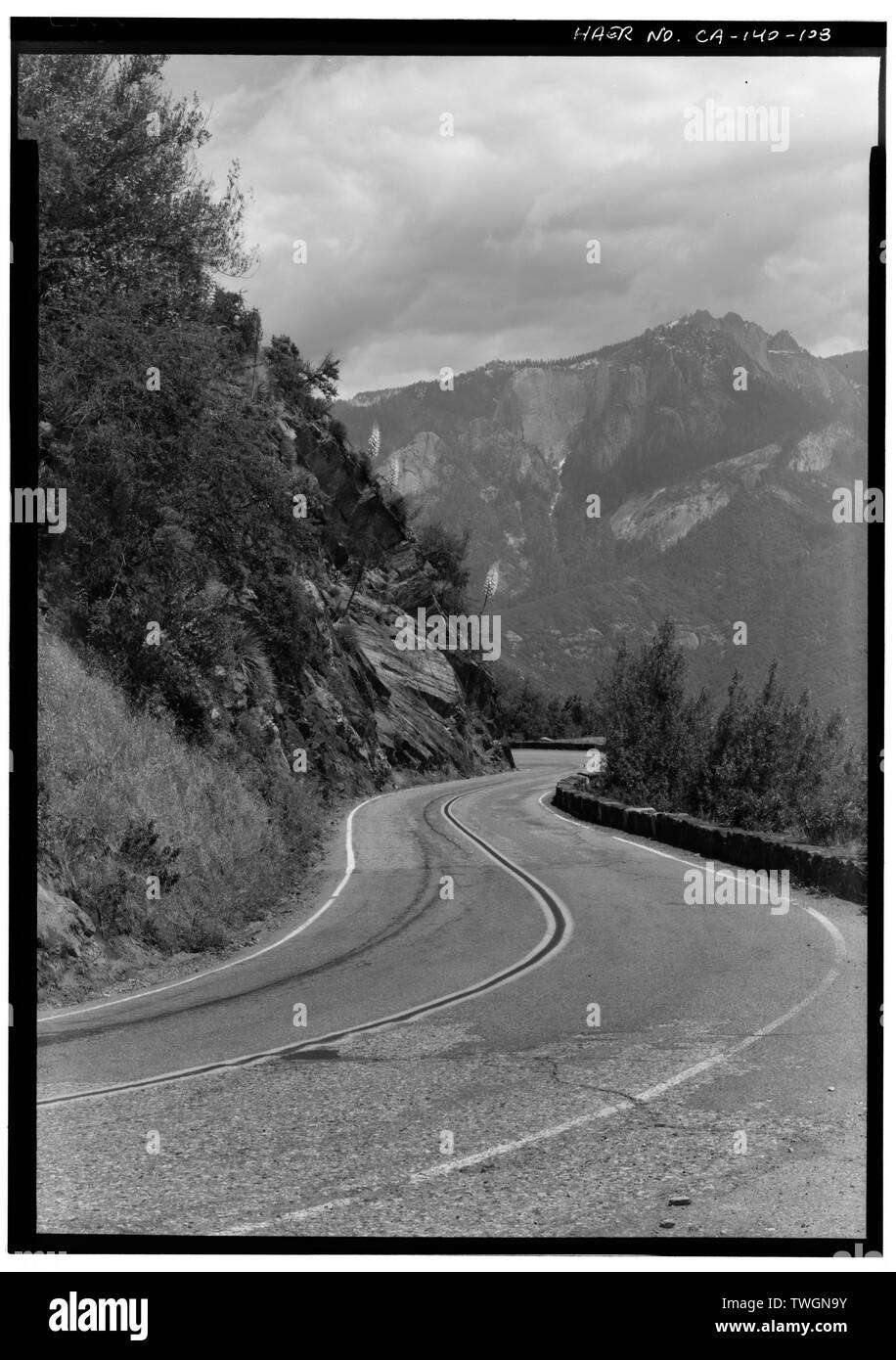 Vista SU STRADA DA CERVO RIDGE affluenza, rivolta a est sud-est - Generals Highway, tre fiumi, Tulare County, CA Foto Stock