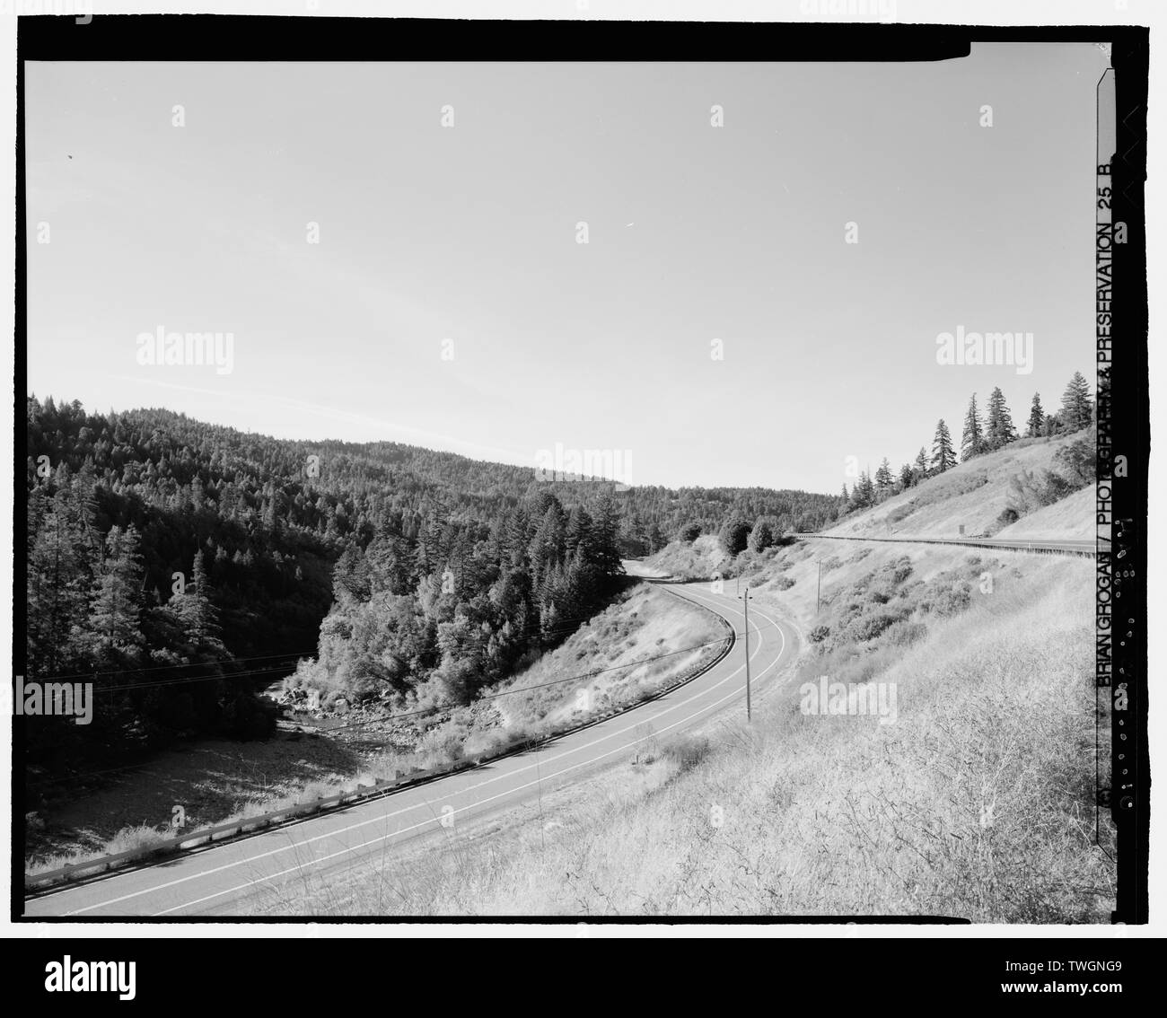 Vista su strada. A SUD DI PIERCY, HUMBOLDT County, California. Vecchia strada sulla sinistra. Nuova strada sulla destra. Cerca W. - Redwood National e parchi statali strade, costa della California da Crescent City a Trinidad, Crescent City, Del Norte County, CA Foto Stock