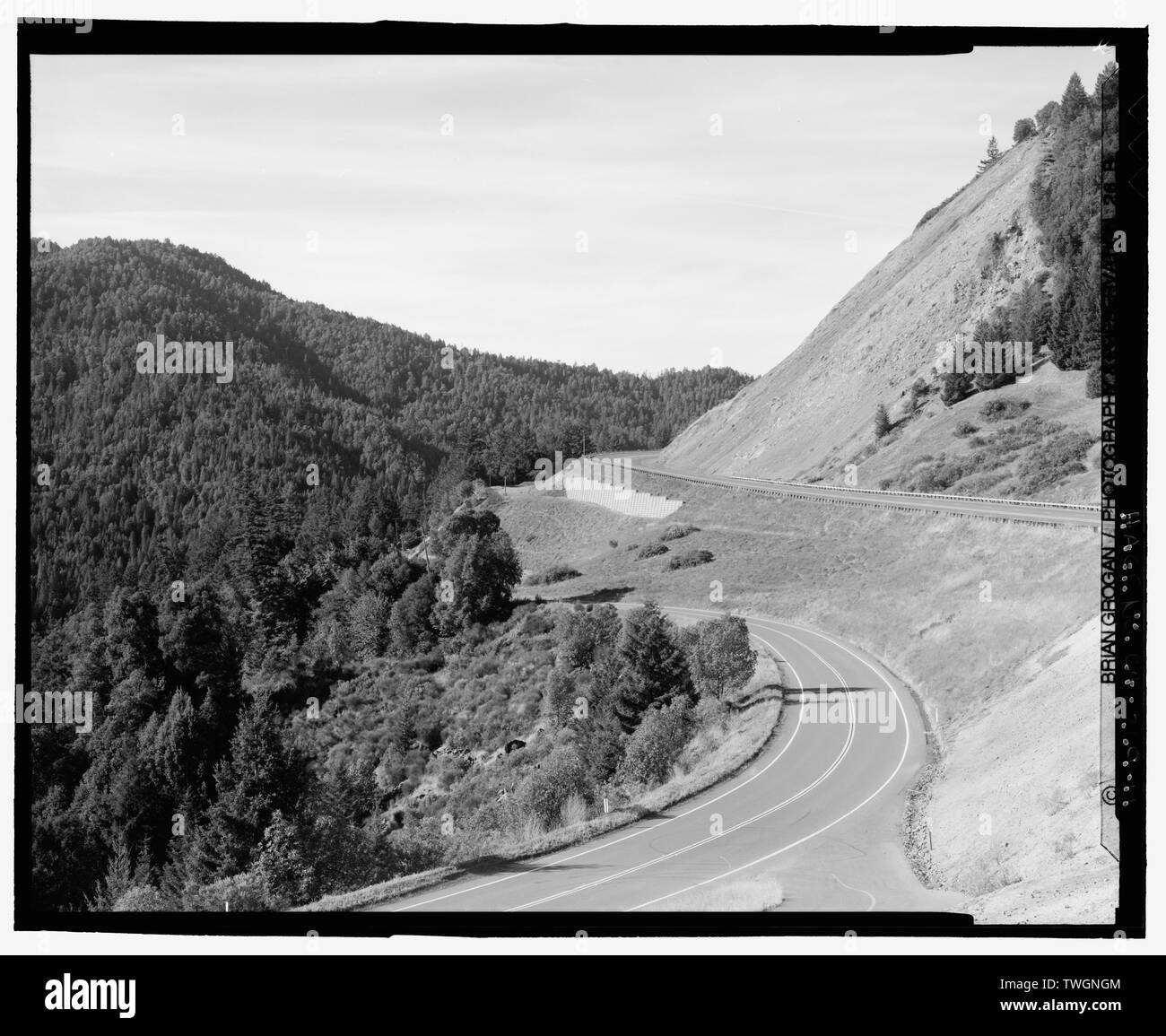 Vista su strada. A SUD DI PIERCY, HUMBOLDT County, California. Vecchia strada sulla sinistra. Nuova strada sulla destra. Cerca SW. - Redwood National e parchi statali strade, costa della California da Crescent City a Trinidad, Crescent City, Del Norte County, CA Foto Stock