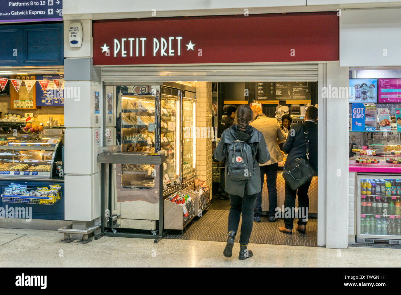 Un ramo di Petit Pret. Un servizio veloce Pret a Manger cibo chiosco sulla stazione Victoria di Londra. Foto Stock