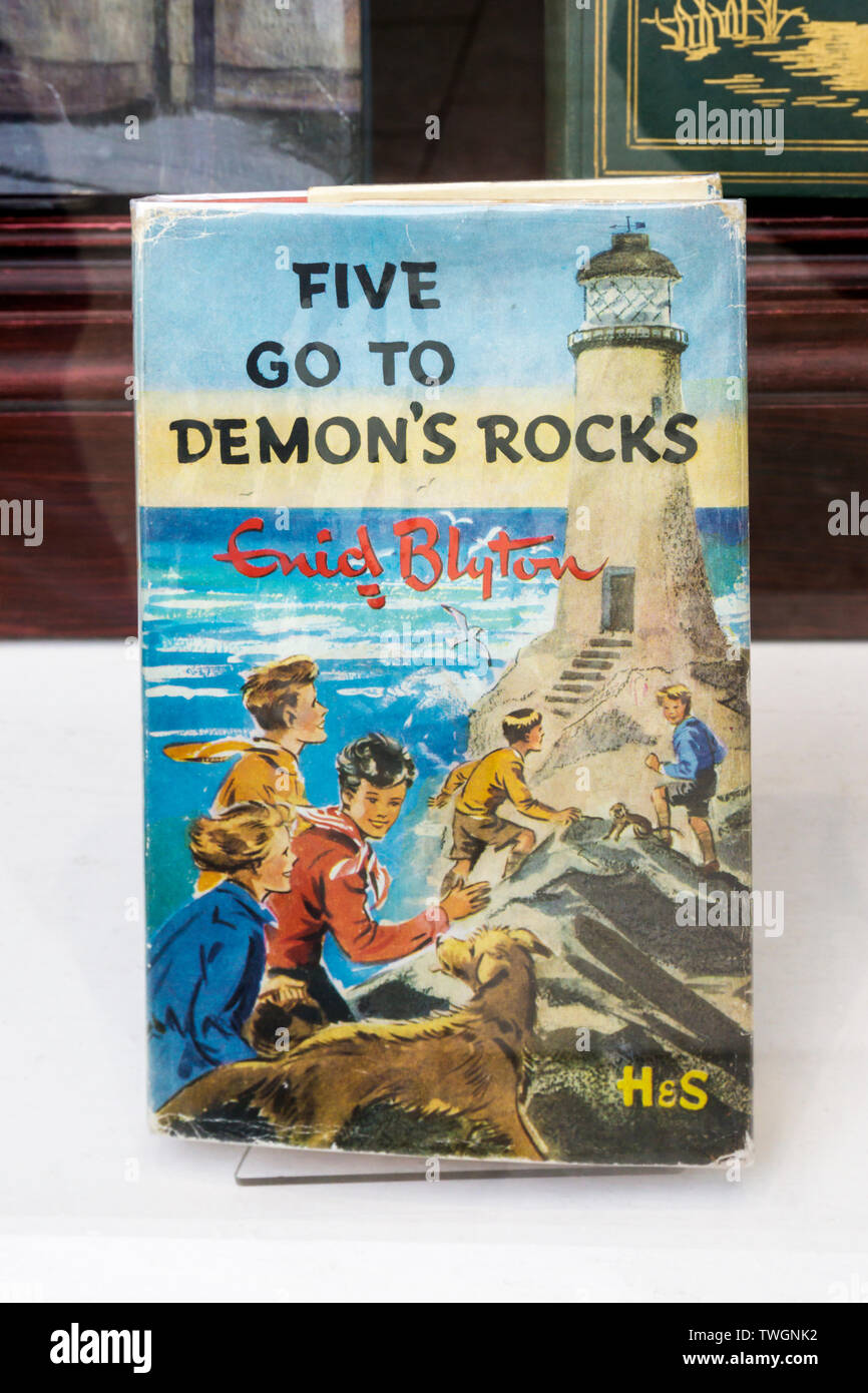 Una copia di cinque vai a Demon's rocce da Enid Chelmsford per la vendita in un bookshop finestra. Uno dei suoi famosi cinque serie di libri per bambini. Foto Stock