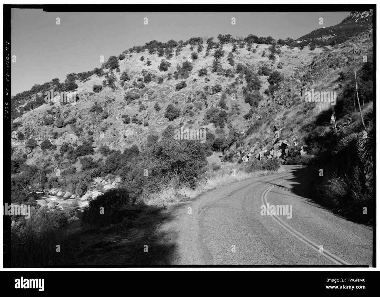 Vista su strada, rivolta verso nord-est - Generals Highway, tre fiumi, Tulare County, CA Foto Stock