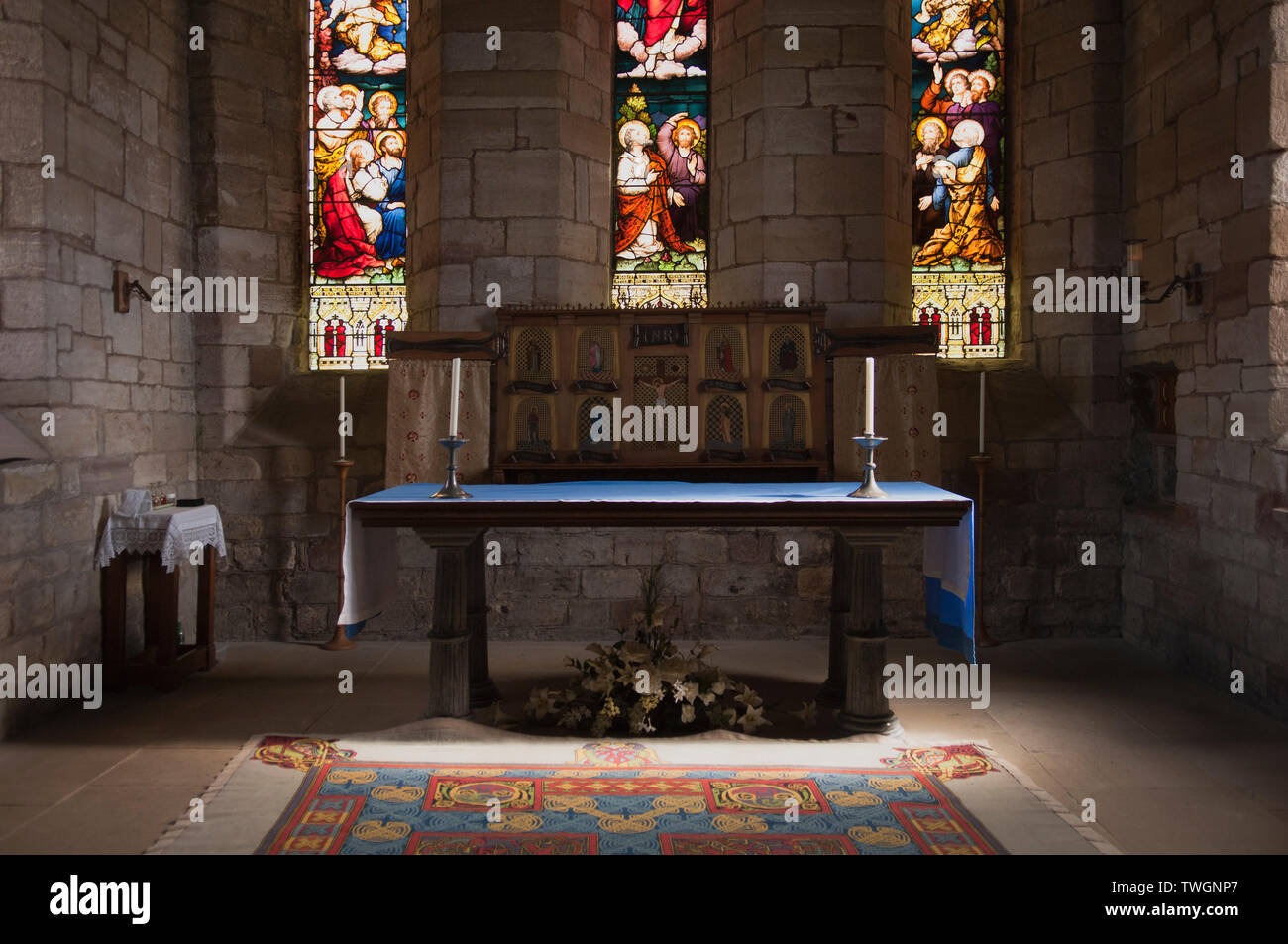 La Chiesa Parrocchiale di Santa Maria Vergine - altare con vetrate raffiguranti l Ascensione di Gesù - Isola Santa di Lindisfarne, Inghilterra Foto Stock