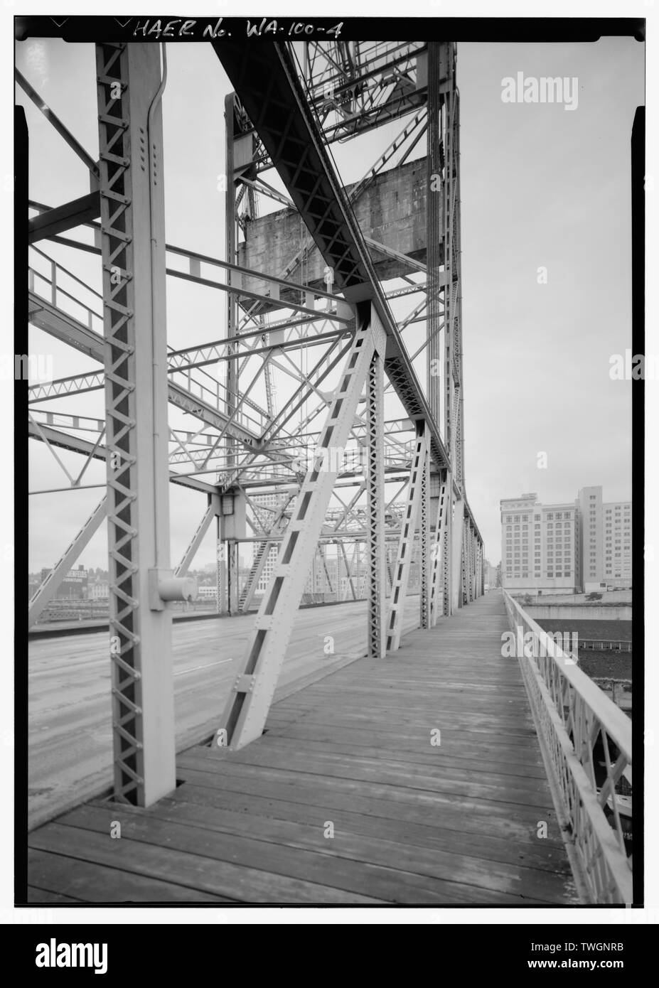 Carreggiata e contrappeso guardando ad ovest dal centro della campata di sollevamento - città ponte navigabile, Spanning città fluviale presso la State Route 509, Tacoma, Pierce County, WA; Stumpf, Karl W, trasmettitore Foto Stock