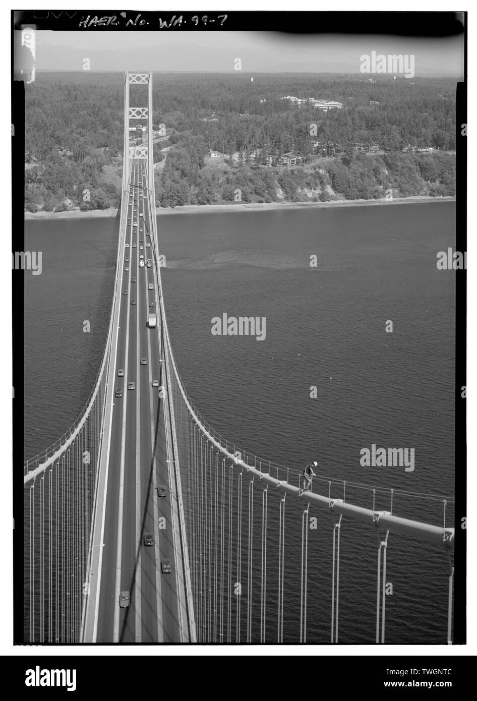 Il manto stradale e la torre occidentale come si vede dalla torre orientale WOLFGANG MAYR ESTATE ICOMOS INTERN SUL CAVO PER LA SCALA - Tacoma Narrows Bridge Spanning si restringe in corrispondenza della Strada Statale Route 16, Tacoma, Pierce County, WA Foto Stock