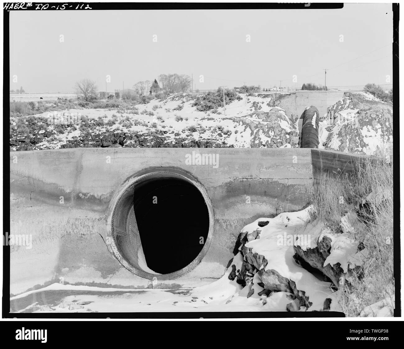 ROCK CREEK sifone linea bassa CANAL, Twin Falls County, a sud di KIMBERLY IDAHO; lato uscita, EST vista. - Milner diga e del canale principale- Twin Falls Canal Company, sul fiume Snake, 11 miglia ad ovest della città di Burley, Idaho, Twin Falls, Twin Falls County, ID Foto Stock
